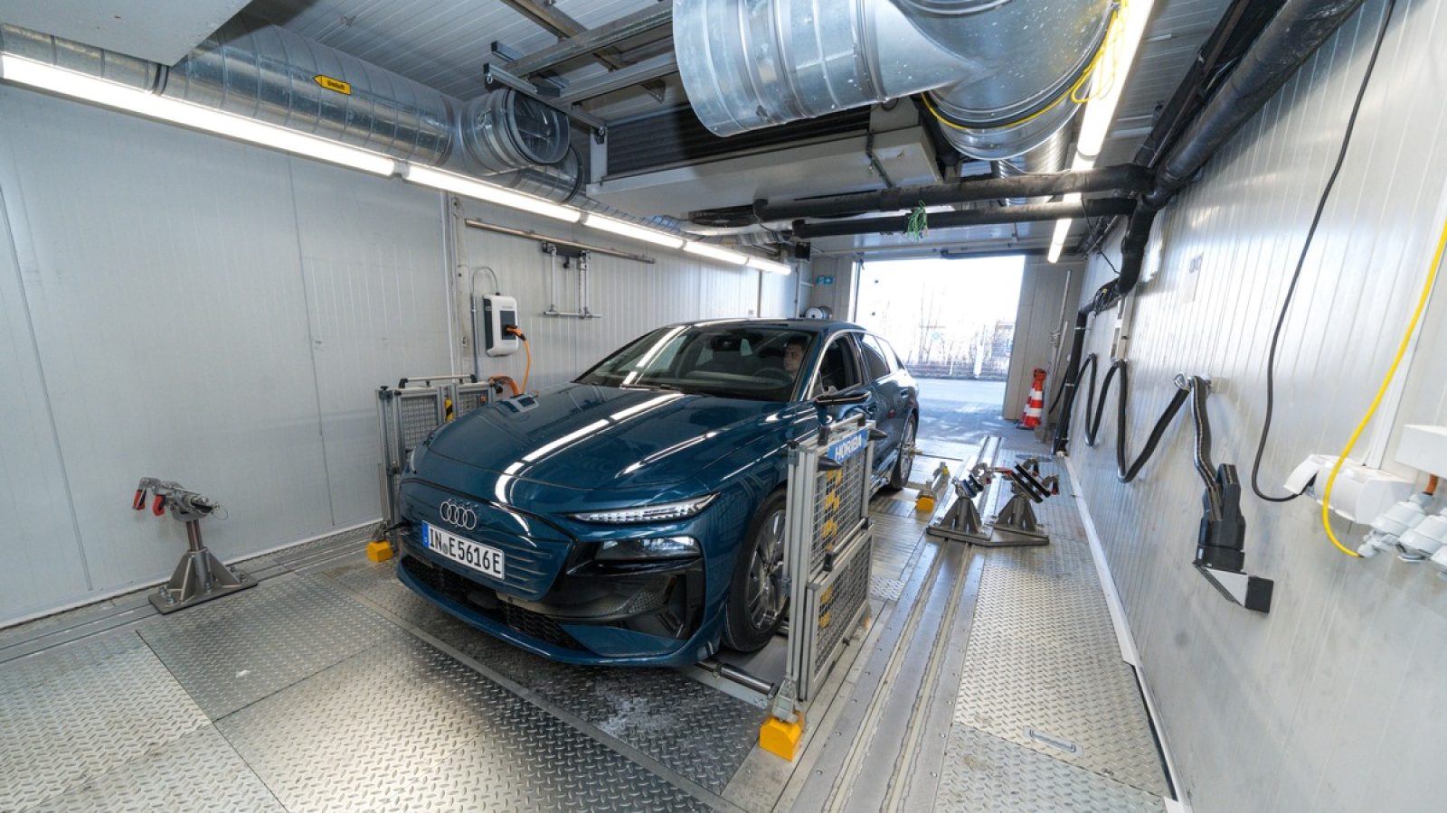 ADAC Winter-Reichweitentest familientauglicher E-Autos: Klarer Testsieger ist der Audi A6 Avant e-tron performance (Note 1,9). / Weiterer Text über ots und www.presseportal.de/nr/7849 / Die Verwendung dieses Bildes für redaktionelle Zwecke ist unter Beachtung aller mitgeteilten Nutzungsbedingungen zulässig und dann auch honorarfrei. Veröffentlichung ausschließlich mit Bildrechte-Hinweis.