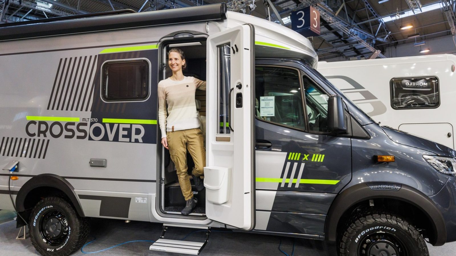 Model Annika entdeckt auf einem Pressetermin im Vorfeld der Reise + Camping in der Messe Essen am Stand vom HYMER Zentrum B1 Dhonau in Halle 3 die Premiumwelt des mobilen Reisens. / Weiterer Text über ots und www.presseportal.de/nr/50637 / Die Verwendung dieses Bildes für redaktionelle Zwecke ist unter Beachtung aller mitgeteilten Nutzungsbedingungen zulässig und dann auch honorarfrei. Veröffentlichung ausschließlich mit Bildrechte-Hinweis.