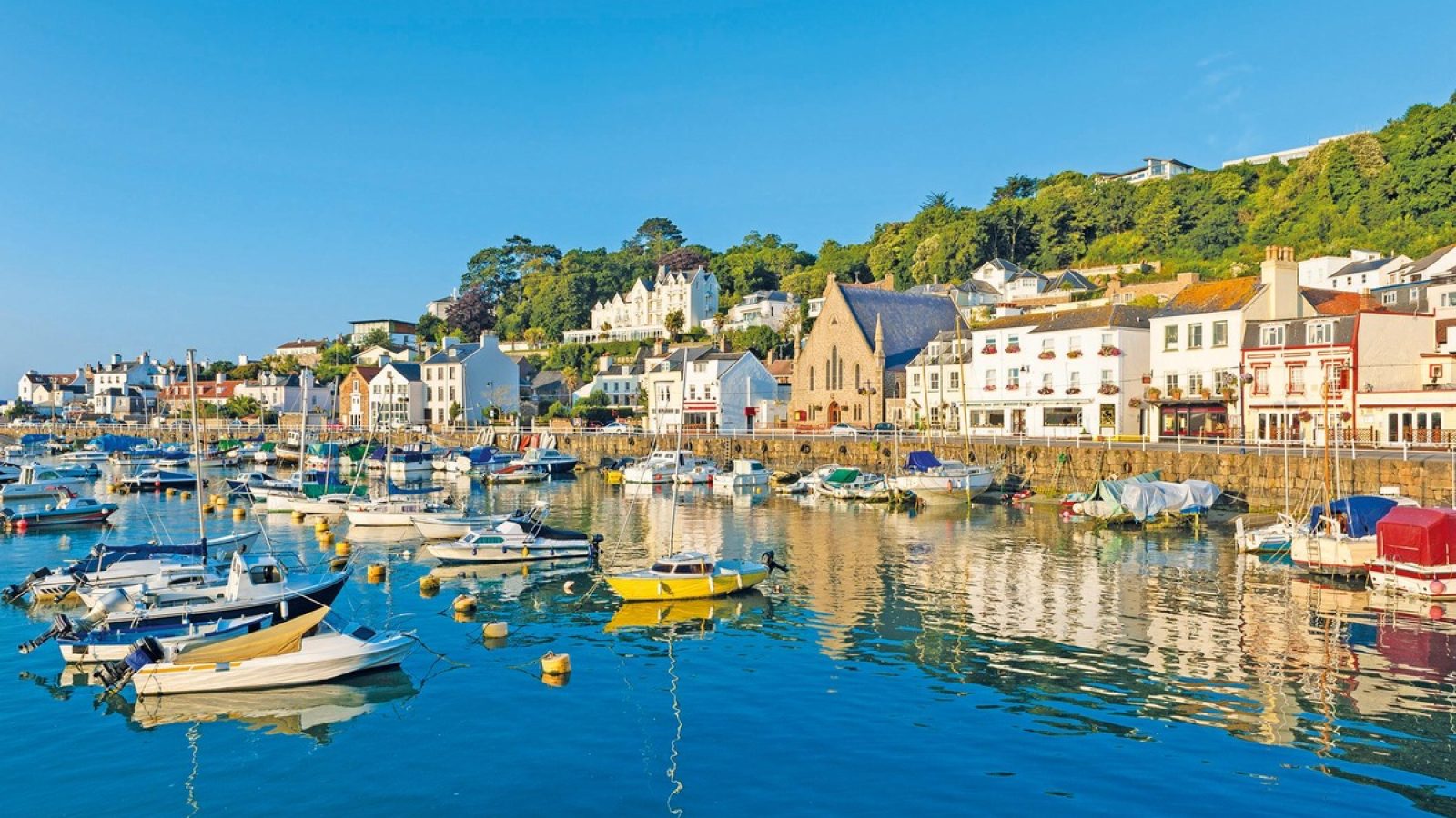 Village of Saint Aubin, Jersey, Channel Islands, UK on early summer morning. / Weiterer Text über ots und www.presseportal.de/nr/133410 / Die Verwendung dieses Bildes für redaktionelle Zwecke ist unter Beachtung aller mitgeteilten Nutzungsbedingungen zulässig und dann auch honorarfrei. Veröffentlichung ausschließlich mit Bildrechte-Hinweis.