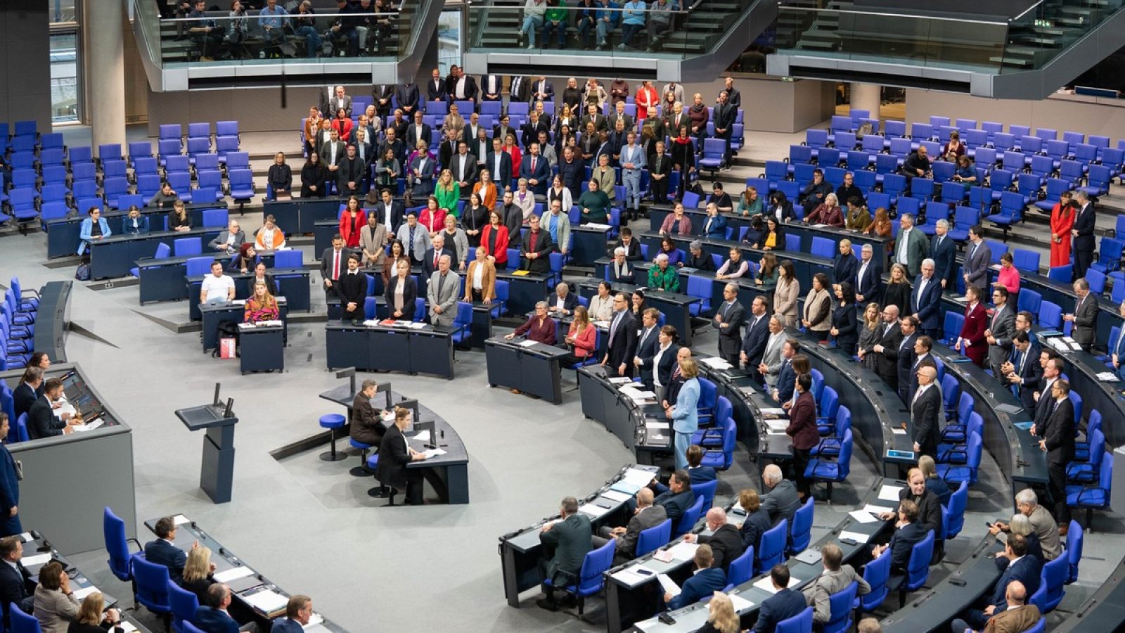 Plenarsaal des Bundestags, Verkündung des Ergebnisses der Abstimmung über das Rentenpaket, 5.12.2025 / Weiterer Text über ots und www.presseportal.de/nr/181322 / Die Verwendung dieses Bildes für redaktionelle Zwecke ist unter Beachtung aller mitgeteilten Nutzungsbedingungen zulässig und dann auch honorarfrei. Veröffentlichung ausschließlich mit Bildrechte-Hinweis.