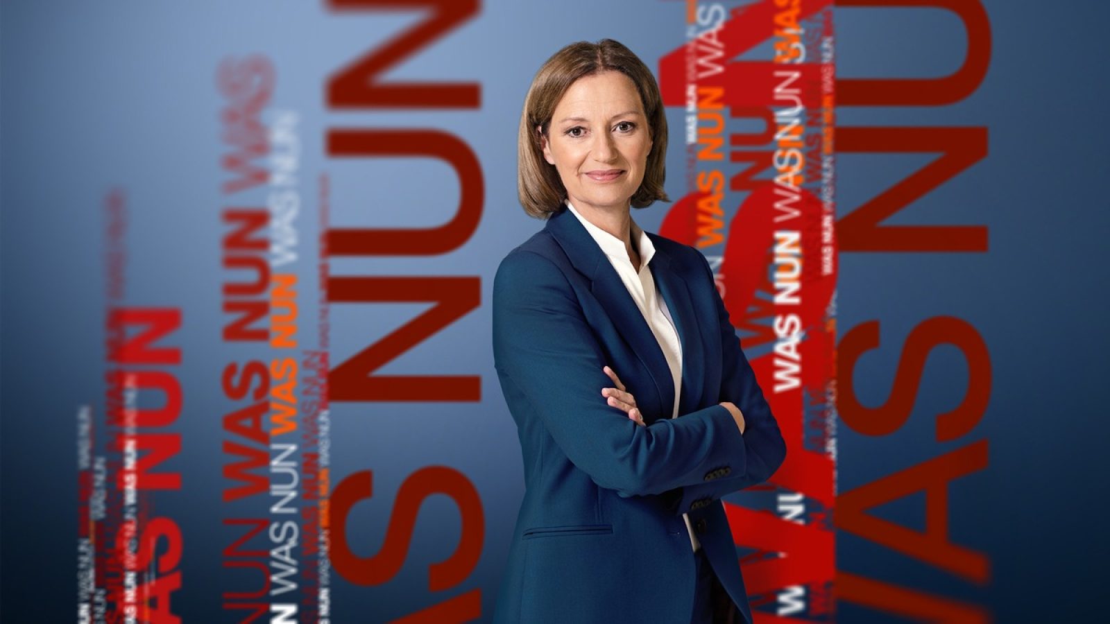 Frau in blauer Blazerjacke mit verschränkten Armen vor einem grafischen Hintergrund mit Text in Rot und Blau.