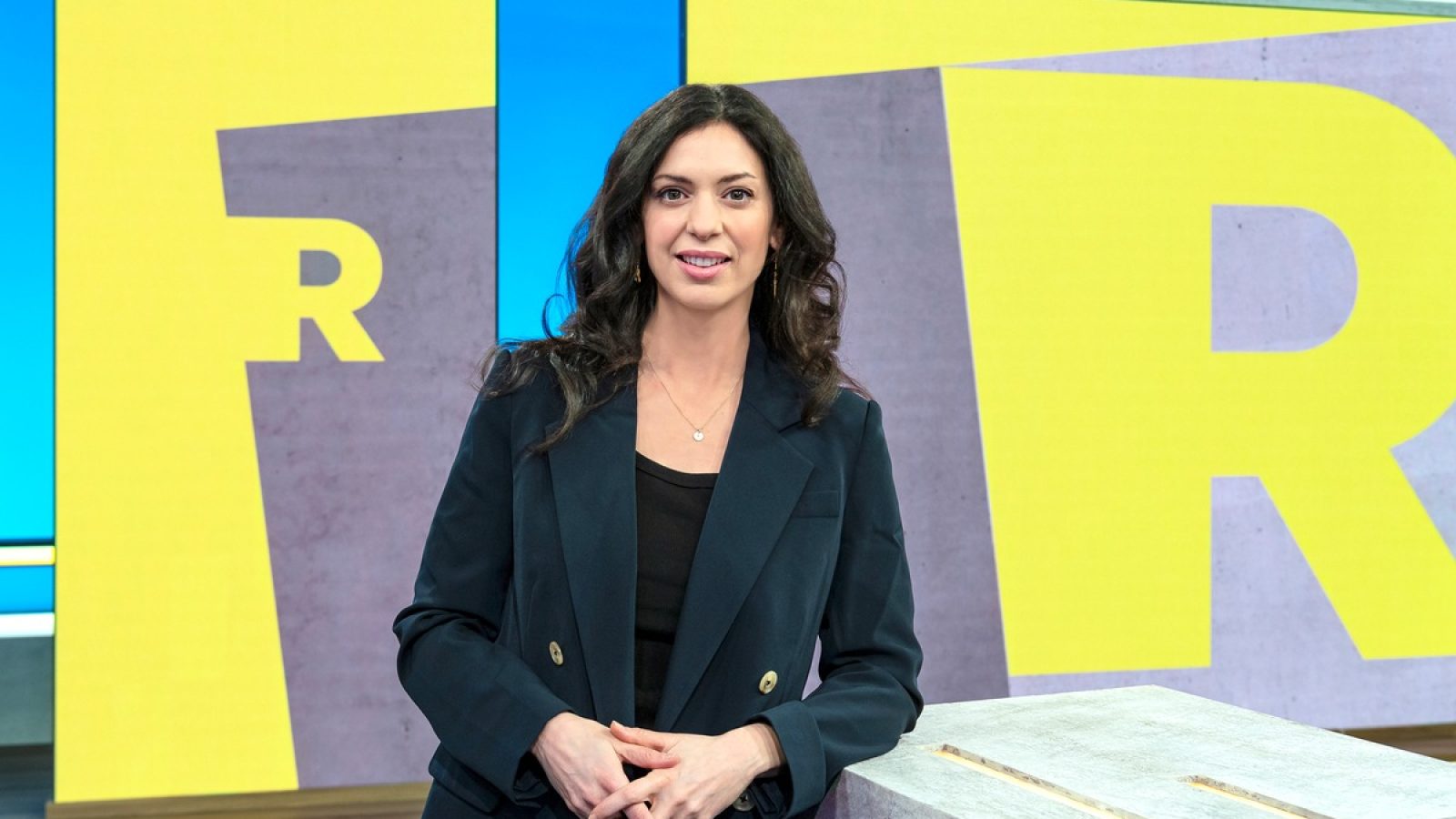 Nadia Kailouli moderiert "Report Mainz" © SWR / Kristina Schäfer / Weiterer Text über ots und www.presseportal.de/nr/7169 / Die Verwendung dieses Bildes für redaktionelle Zwecke ist unter Beachtung aller mitgeteilten Nutzungsbedingungen zulässig und dann auch honorarfrei. Veröffentlichung ausschließlich mit Bildrechte-Hinweis.