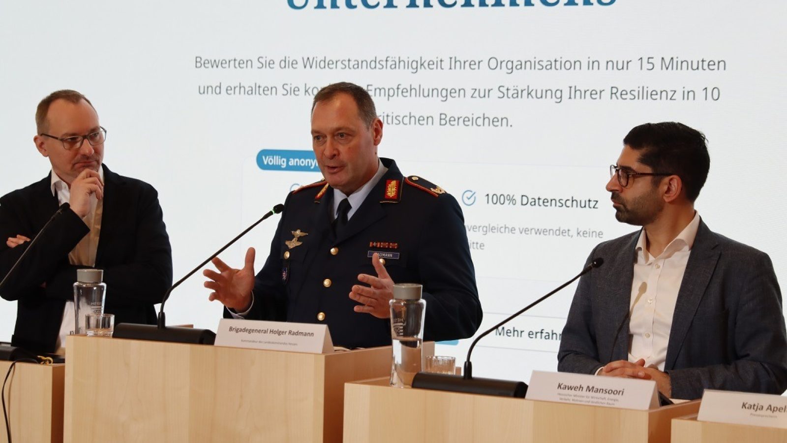 Landespressekonferenz Hessen / Weiterer Text über ots und www.presseportal.de/nr/179237 / Die Verwendung dieses Bildes für redaktionelle Zwecke ist unter Beachtung aller mitgeteilten Nutzungsbedingungen zulässig und dann auch honorarfrei. Veröffentlichung ausschließlich mit Bildrechte-Hinweis.