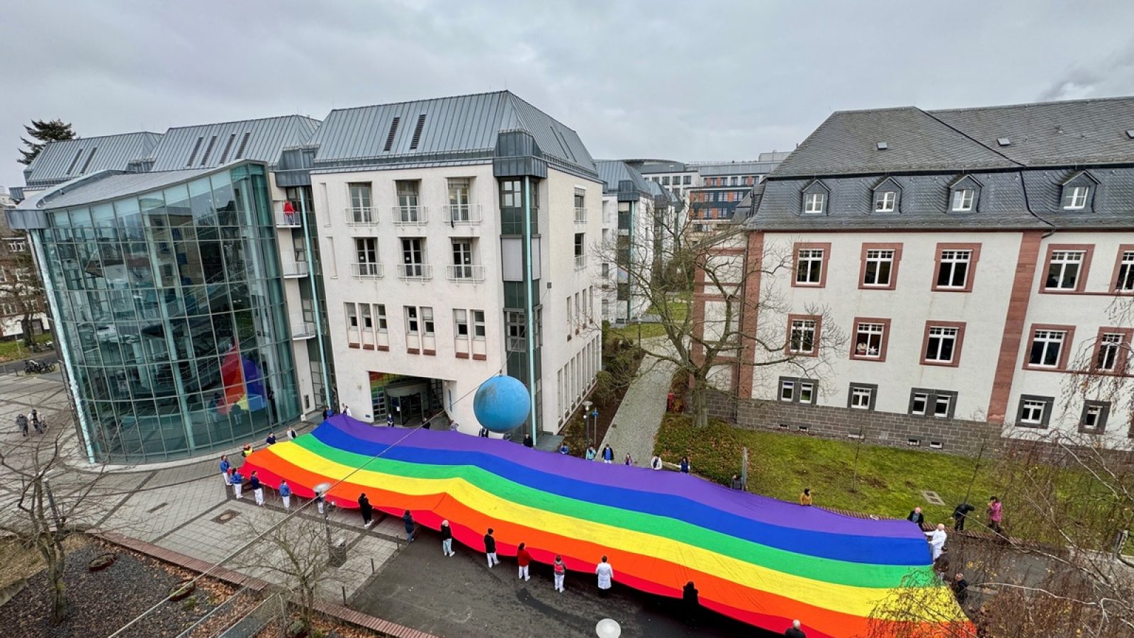 Das Universitätsklinikum Gießen und Marburg (UKGM) macht sich für Respekt, Vielfalt und Offenheit stark. / Weiterer Text über ots und www.presseportal.de/nr/109212 / Die Verwendung dieses Bildes für redaktionelle Zwecke ist unter Beachtung aller mitgeteilten Nutzungsbedingungen zulässig und dann auch honorarfrei. Veröffentlichung ausschließlich mit Bildrechte-Hinweis.