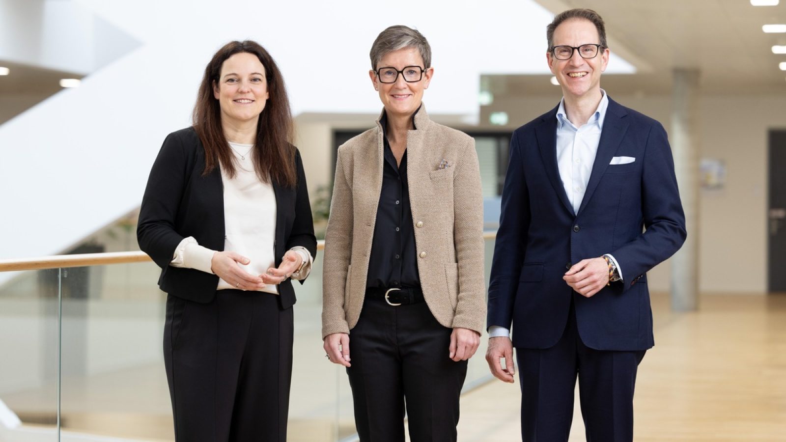 (v.l.n.r.): Daniela Kahlert, Geschäftsführerin der Roche Diagnostics Deutschland GmbH, Dr. Claudia Fleischer, Geschäftsführerin der Roche Diagnostics GmbH und Dr. Daniel Steiners, Vorstand der Roche Pharma AG, präsentieren gemeinsam die Jahresergebnisse 2025 für Roche in Deutschland. / Weiterer Text über ots und www.presseportal.de/nr/7431 / Die Verwendung dieses Bildes für redaktionelle Zwecke ist unter Beachtung aller mitgeteilten Nutzungsbedingungen zulässig und dann auch honorarfrei. Veröffentlichung ausschließlich mit Bildrechte-Hinweis.