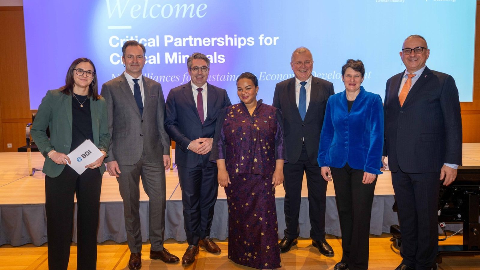 v.l.n.r.: Vanessa Wannicke, Moderation, Thomas Schäfer, CEO Marke Volkswagen, Stefan Rouenhoff, MdB und Parlamentarischer Staatssekretär, Thérèse Kayikwamba Wagner, Außenministerin DR Kongo, Markus Ferber, MdEP, Tanja Gönner, Hauptgeschäftsführerin BDI, Jozef Síkela, EU-Kommissar / Weiterer Text über ots und www.presseportal.de/nr/51081 / Die Verwendung dieses Bildes für redaktionelle Zwecke ist unter Beachtung aller mitgeteilten Nutzungsbedingungen zulässig und dann auch honorarfrei. Veröffentlichung ausschließlich mit Bildrechte-Hinweis.