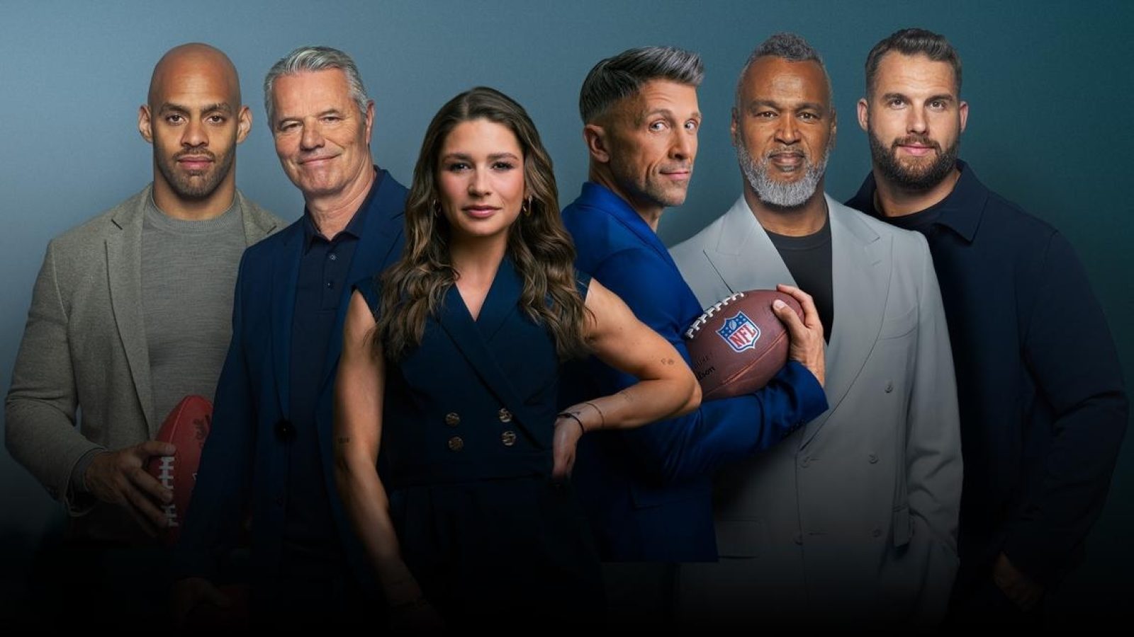Die NFL Saison 25/26 mit V.l.: Kasim Edebali, Jan Stecker, Jana Wosnitza, Florian Ambrosius, Patrick Esume und Björn Werner

+++ Die Verwendung des sendungsbezogenen Materials ist nur mit dem Hinweis und Verlinkung auf RTL+ gestattet. +++