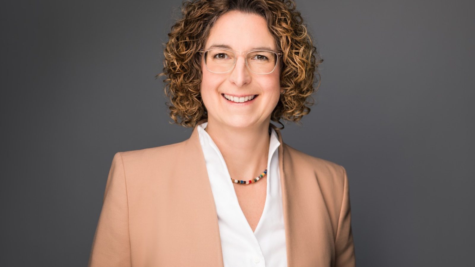 Sabine König
Vorstandsmitglied der LBS Landesbausparkasse NordOst AG / Weiterer Text über ots und www.presseportal.de/nr/171765 / Die Verwendung dieses Bildes für redaktionelle Zwecke ist unter Beachtung aller mitgeteilten Nutzungsbedingungen zulässig und dann auch honorarfrei. Veröffentlichung ausschließlich mit Bildrechte-Hinweis.