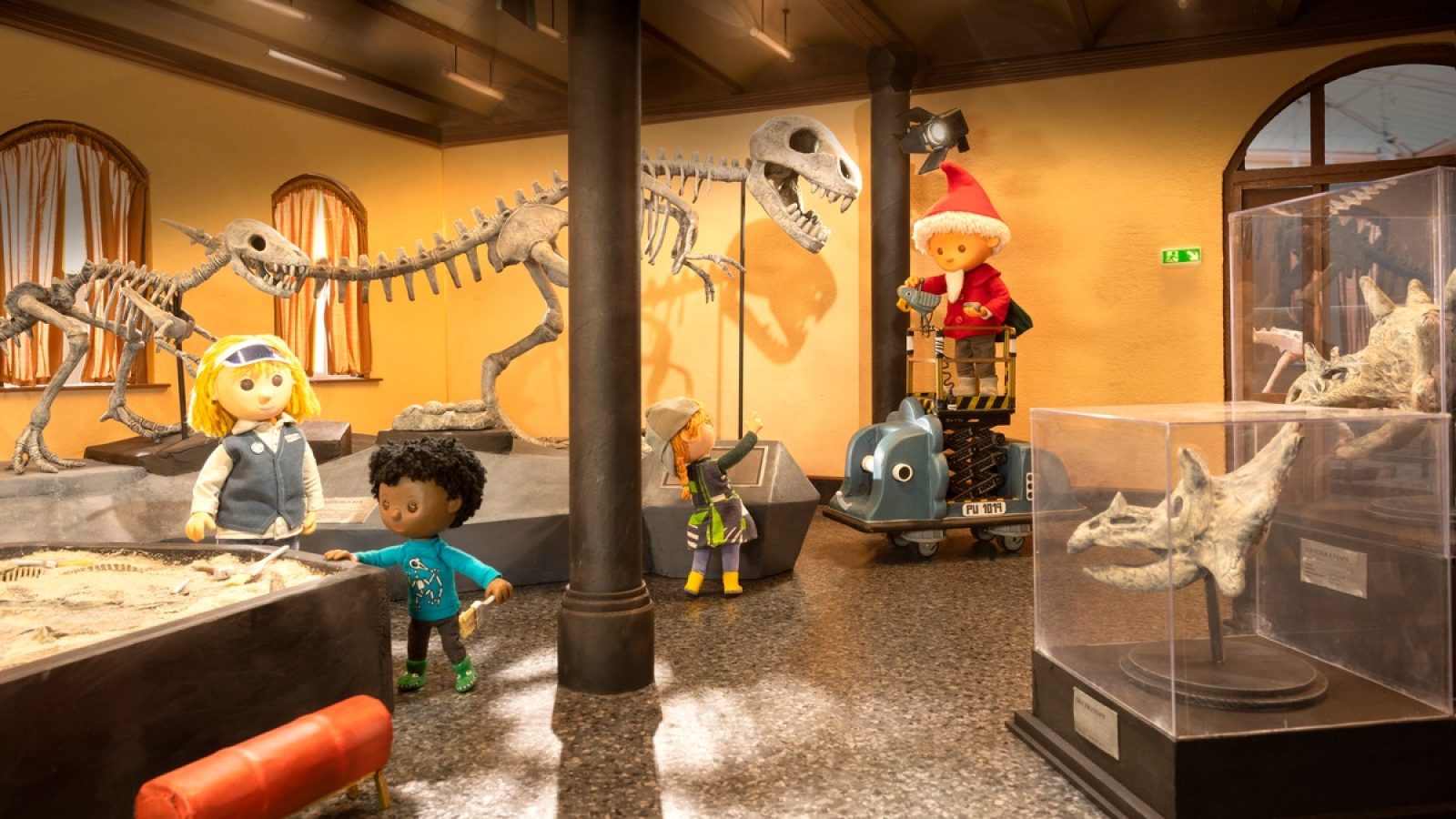 RUNDFUNK BERLIN-BRANDENBURG, 04.12.2025: Drehschluss für "Unser Sandmännchen": Neue Folgen spielen in Berlin
Am 3. Dezember 2025 gingen die Dreharbeiten für drei neue Sandmann-Folgen zu Ende. Diese spielen an bekannten Berliner Schauplätzen: Erstmals besucht das Sandmännchen das Museum für Naturkunde Berlin und den Mauerpark. Im dritten Abenteuer geht es raus aus der Stadt und mit dem Stand-up-Paddle-Board an einen See. Produziert wurden die neuen Rahmengeschichten am Kaiserdamm in Berlin-Charlottenburg im gläsernen Studio mit der Stop-Motion-Technik. Regie führte Stefan Schomerus, der auch die Drehbücher schrieb. "Unser Sandmännchen" ist eine Koproduktion von rbb, MDR und NDR unter der Federführung des rbb. - An einer Mitmachstation haben die Kinder den Zahn eines Dinosauriers gefunden.
© rbb/Stefan Schomerus, honorarfrei - Verwendung gemäß der AGB von ARD-Foto im engen inhaltlichen, redaktionellen Zusammenhang mit genannter rbb-Sendung und bei Nennung "Bild: rbb/Stefan Schomerus" / Weiterer Text über OTS und www.presseportal.de/pm/51580