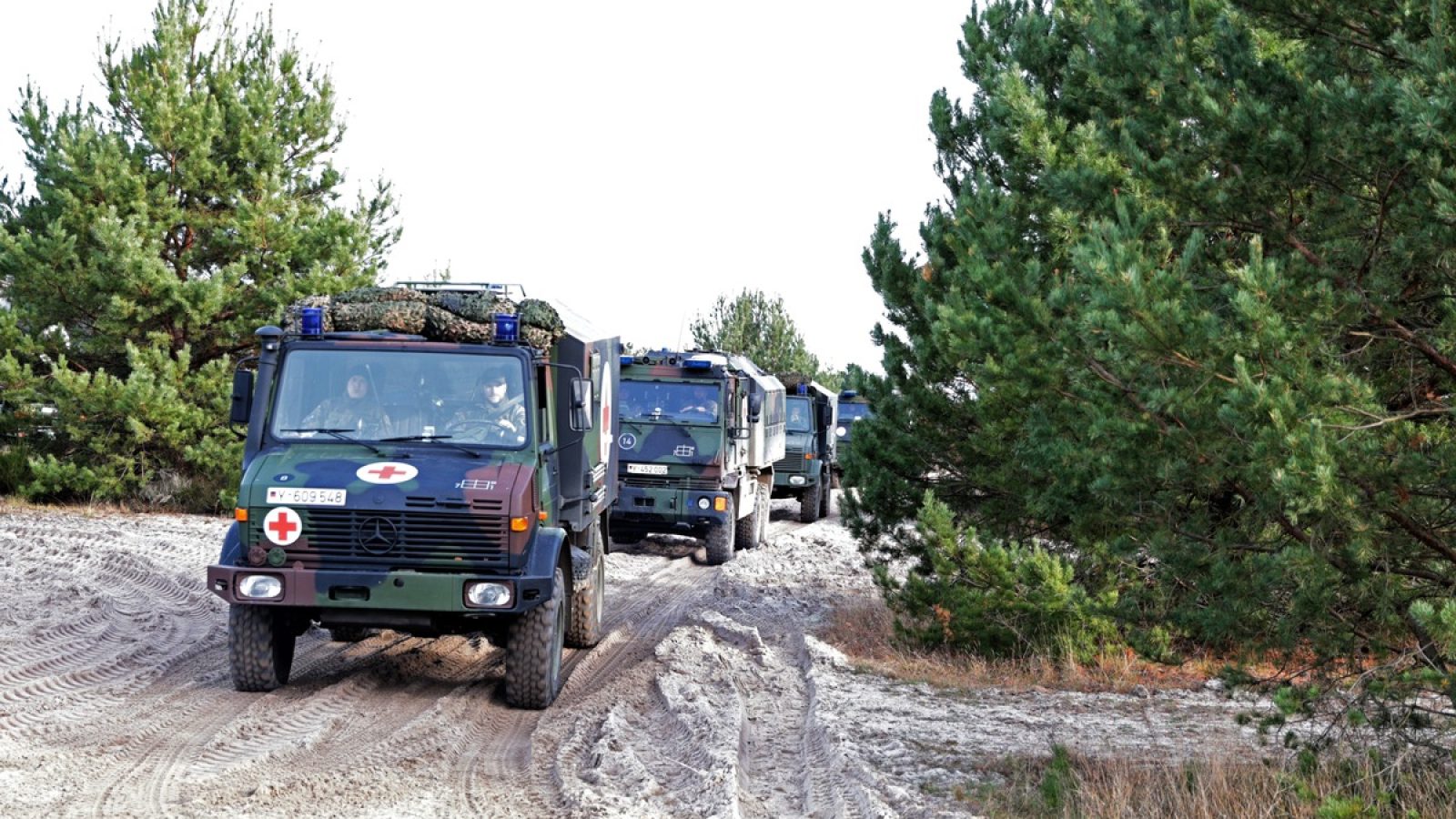 Eine Kolonne von Sanitätsfahrzeugen fährt im Gelände / Weiterer Text über ots und www.presseportal.de/nr/176538 / Die Verwendung dieses Bildes für redaktionelle Zwecke ist unter Beachtung aller mitgeteilten Nutzungsbedingungen zulässig und dann auch honorarfrei. Veröffentlichung ausschließlich mit Bildrechte-Hinweis.