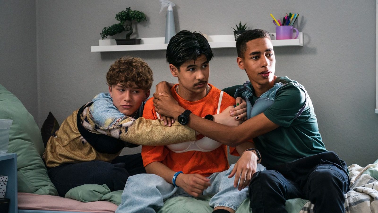 Jonas Seeger, Joël Massy Kohandel und Jonathan Vöhringer (v.l.n.r.); Freundschaft, Verliebtsein und Glück sind zentrale Themen der Staffel 29 von Schloss Einstein. Im KiKA UserLab geben Kinder der 5. und 7. Klasse Impulse für das Kreativ-Team der Serie um diese Themen authentisch und Zielgruppennah umzusetzen. / Weiterer Text über ots und www.presseportal.de/nr/7880 / Die Verwendung dieses Bildes für redaktionelle Zwecke ist unter Beachtung aller mitgeteilten Nutzungsbedingungen zulässig und dann auch honorarfrei. Veröffentlichung ausschließlich mit Bildrechte-Hinweis.