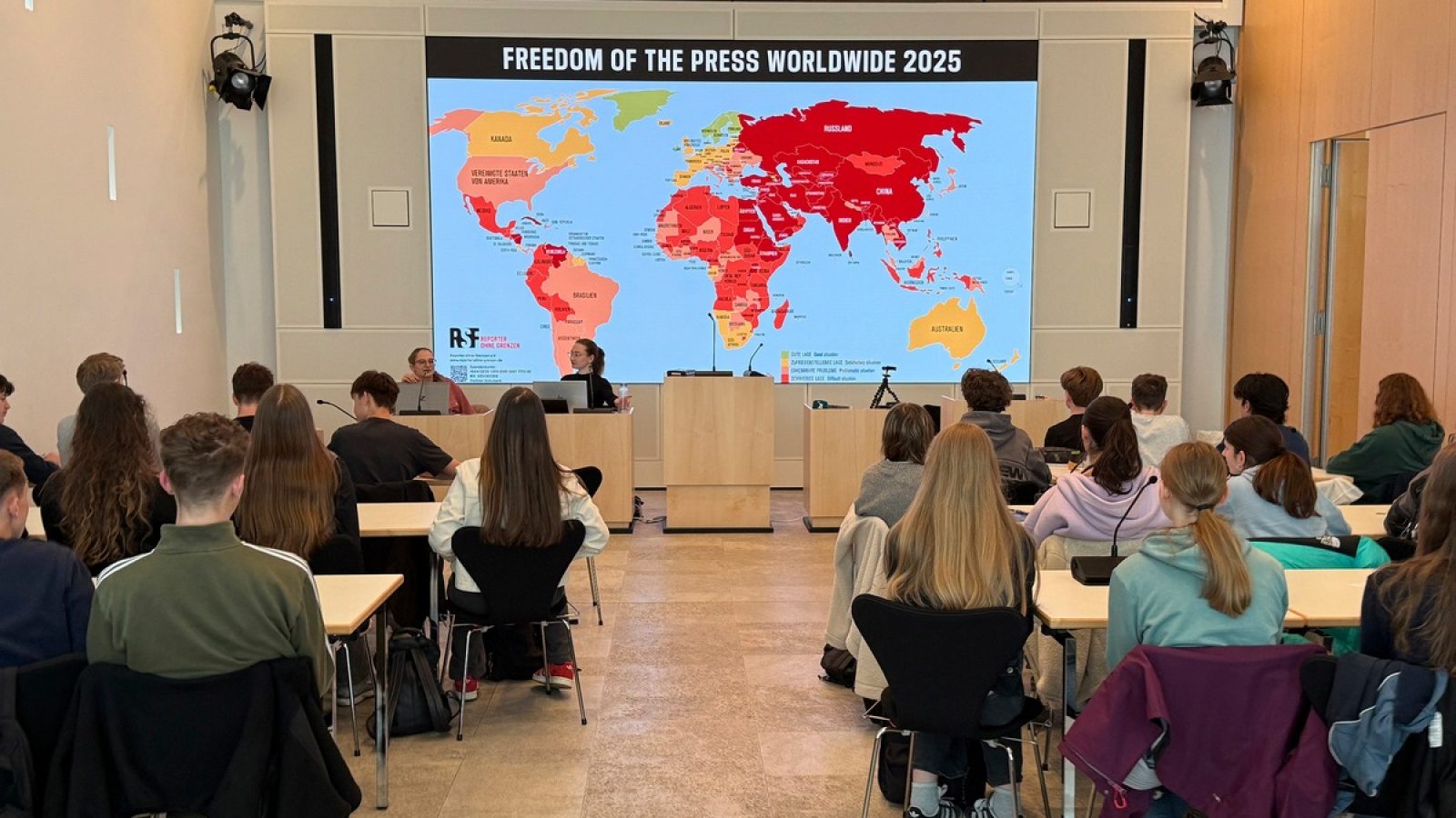 © hr - honorarfrei, Verwendung nur im Zusammenhang mit einem redaktionellen Beitrag über Sendungen oder Aktivitäten des Hessischen Rundfunks, seiner Personen oder seiner Einrichtungen bei Nennung "Bild: hr". Andere Verwendung nur nach Absprache. HR/Pressestelle 069/155 -4954.
Bild: hr-Landtagskorrespondentinnen Christiane Schulmayer und Leonie Rosenthal mit Schülerinnen und Schülern im PK-Raum des Landtagsstudios Wiesbaden zur Aktionswoche #SchuleFürPressefreiheit. / Weiterer Text über ots und www.presseportal.de/nr/177784 / Die Verwendung dieses Bildes für redaktionelle Zwecke ist unter Beachtung aller mitgeteilten Nutzungsbedingungen zulässig und dann auch honorarfrei. Veröffentlichung ausschließlich mit Bildrechte-Hinweis.