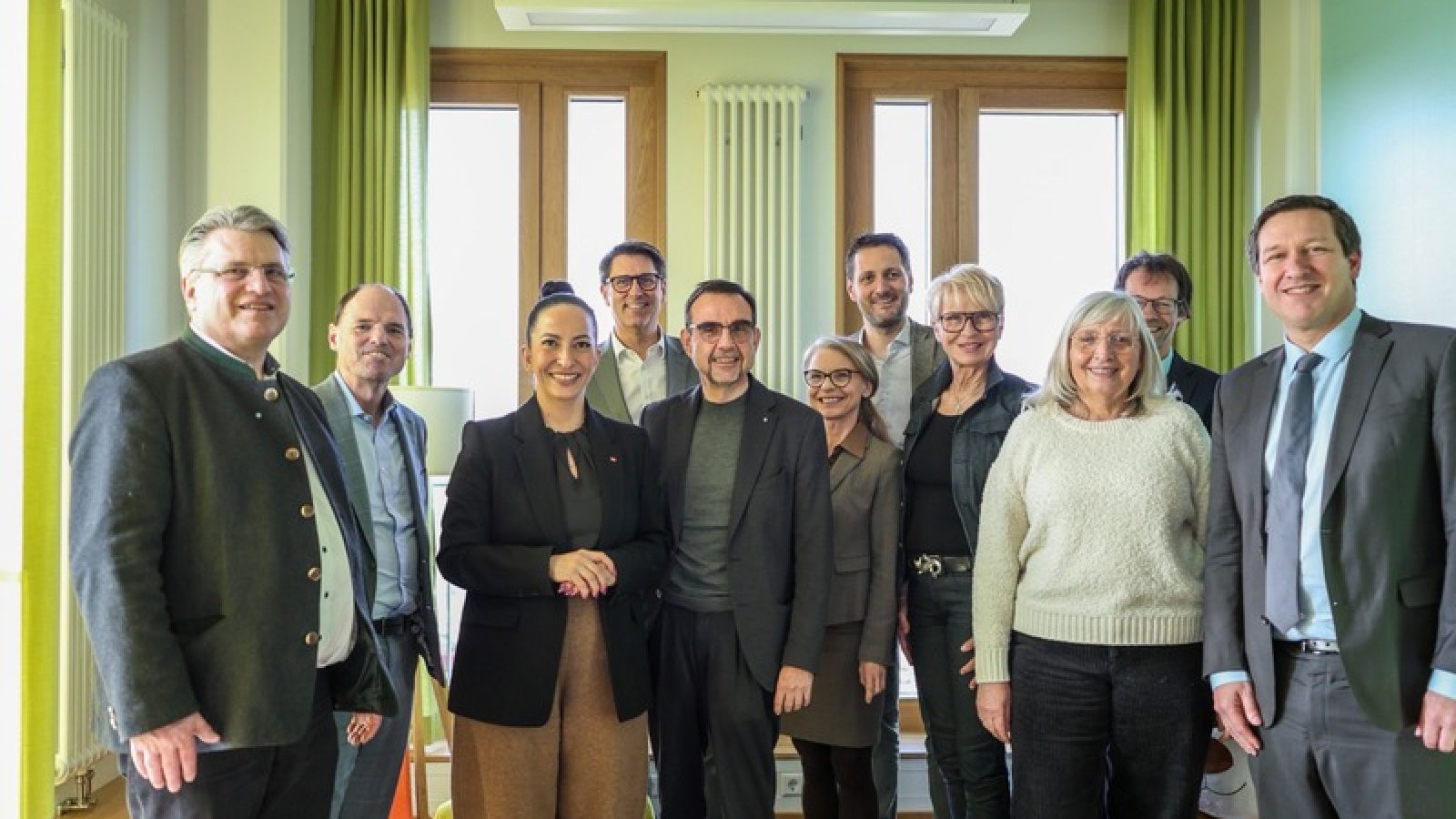 Die CSU-Landtagsfraktion besucht das Childhood-Haus in Würzburg, ein wichtiges Schutzprojekt für von Missbrauch betroffene Kinder. / Weiterer Text über ots und www.presseportal.de/nr/53955 / Die Verwendung dieses Bildes für redaktionelle Zwecke ist unter Beachtung aller mitgeteilten Nutzungsbedingungen zulässig und dann auch honorarfrei. Veröffentlichung ausschließlich mit Bildrechte-Hinweis.