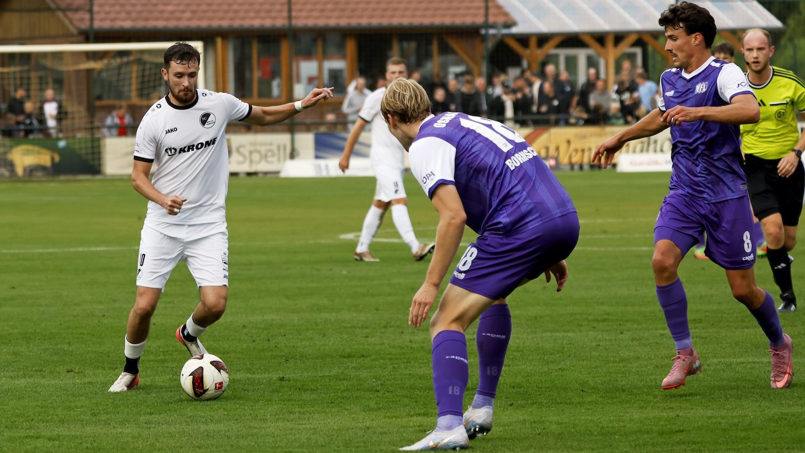 Artem Popov vom SC Spelle-Venhaus am Ball