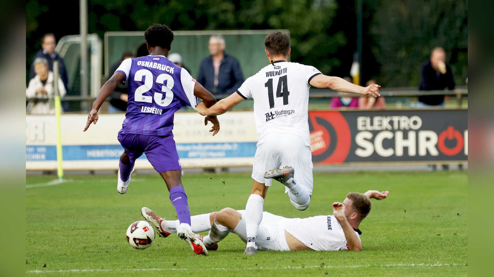 Jan-Luca Ahillen und Jan Wulkotte vom SC Spelle-Venhaus im Testspiel gegen den VfL Osnabrueck