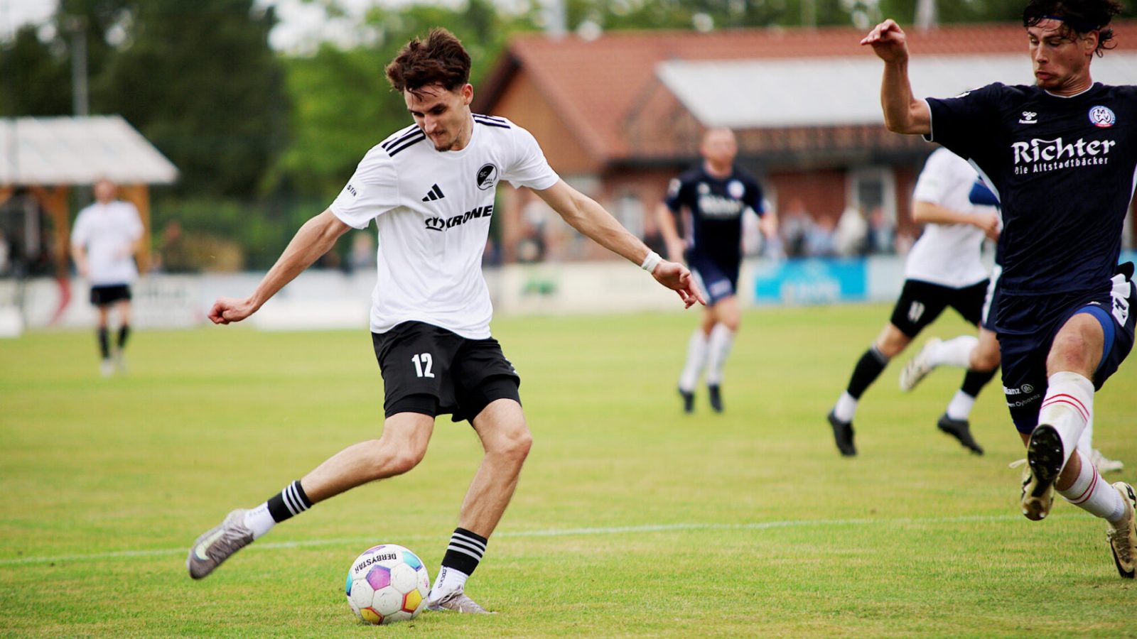 Spieler Jan Popov (am Ball)