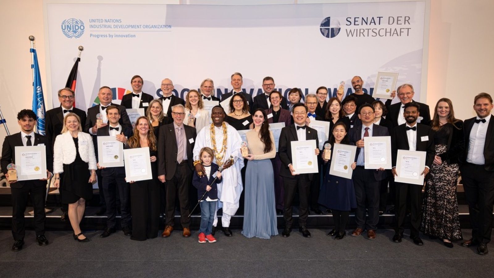 Die Preisträger des SDG Innovation Award 2025 des Senat der Wirtschaft und der UN-Organisation UNIDO / Weiterer Text über ots und www.presseportal.de/nr/153470 / Die Verwendung dieses Bildes für redaktionelle Zwecke ist unter Beachtung aller mitgeteilten Nutzungsbedingungen zulässig und dann auch honorarfrei. Veröffentlichung ausschließlich mit Bildrechte-Hinweis.