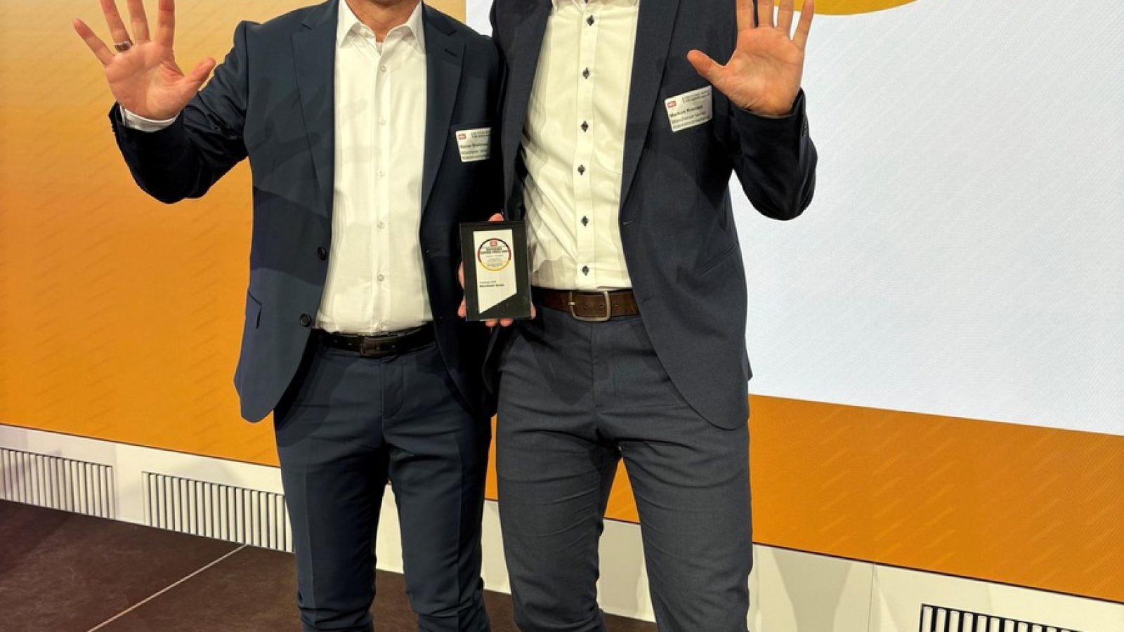 v.l.n.r.: Rainer Breitmoser, Fachbereichsleiter Service, Markus Kreusel, Abteilungsleiter Service Center 1 / Weiterer Text über ots und www.presseportal.de/nr/60945 / Die Verwendung dieses Bildes für redaktionelle Zwecke ist unter Beachtung aller mitgeteilten Nutzungsbedingungen zulässig und dann auch honorarfrei. Veröffentlichung ausschließlich mit Bildrechte-Hinweis.