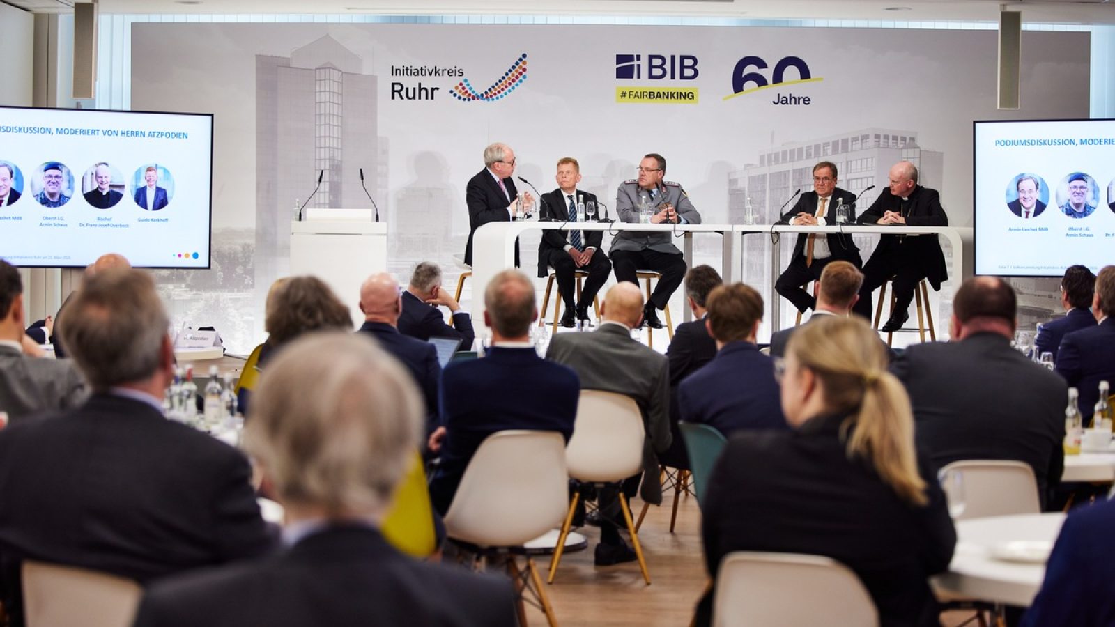 In unserer März-Vollversammlung in der Bank im Bistum diskutierten die Mitglieder des Initiativkreises Ruhr gemeinsam mit Experten zur Resilienzdebatte. Von links: Oberst i.G. Armin Schaus, Führungskommando der Bundeswehr, Dr. Hans Christoph Atzpodien, Hauptgeschäftsführer des Bundesverband der Deutschen Sicherheits- und Verteidigungsindustrie e.V., Armin Laschet, Mitglied des Bundestags, IR-Co-Moderator Götz Erhardt, Ruhr- und Militärbischof Dr. Franz-Josef Overbeck, Gastgeber und Vorstandssprecher der Bank im Bistum Dr. Peter Güllmann, IR-Geschäftsführer Dirk Opalka und IR-Moderator Guido Kerkhoff. Credit: Anna Spindelndreier. / Weiterer Text über ots und www.presseportal.de/nr/116034 / Die Verwendung dieses Bildes für redaktionelle Zwecke ist unter Beachtung aller mitgeteilten Nutzungsbedingungen zulässig und dann auch honorarfrei. Veröffentlichung ausschließlich mit Bildrechte-Hinweis.