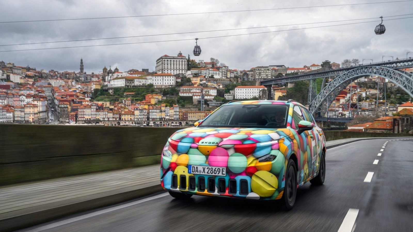 Der Skoda Epiq wird die Elektromobilität noch zugänglicher machen und neue Kundengruppen für die Marke gewinnen. Der City-Crossover ist der erste Skoda auf der MEB+-Plattform, bietet Frontantrieb, bis zu 475 Liter Kofferraumvolumen und eine Reichweite von bis zu 430 Kilometern. / Weiterer Text über ots und www.presseportal.de/nr/28249 / Die Verwendung dieses Bildes für redaktionelle Zwecke ist unter Beachtung aller mitgeteilten Nutzungsbedingungen zulässig und dann auch honorarfrei. Veröffentlichung ausschließlich mit Bildrechte-Hinweis.