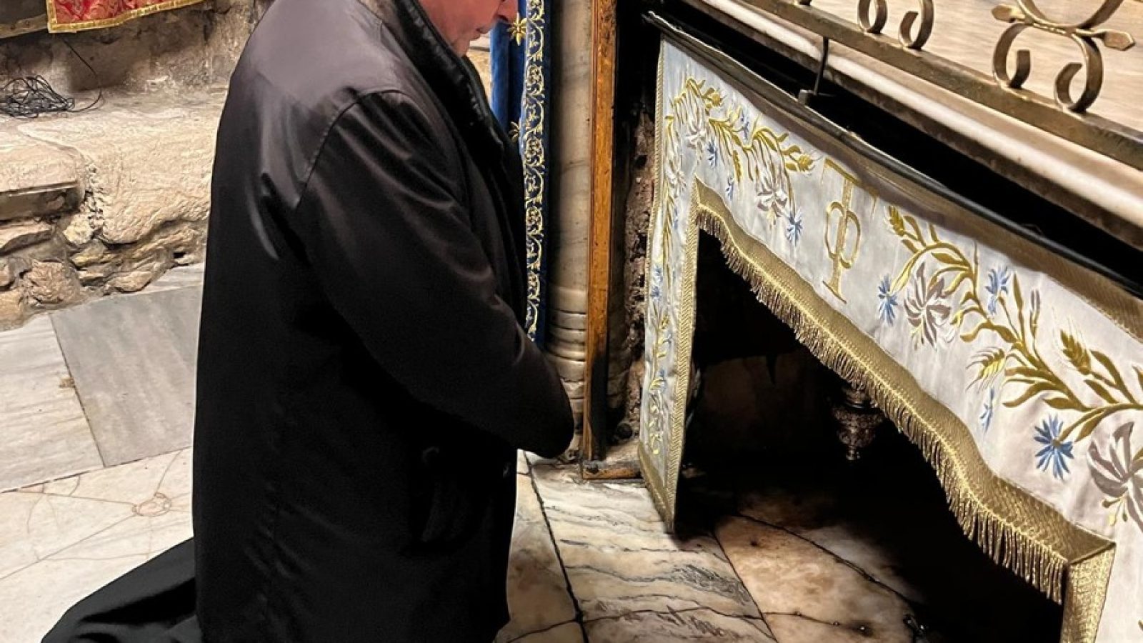 Bischof Bätzing in der Geburtskirche in Bethlehem / Weiterer Text über ots und www.presseportal.de/nr/28823 / Die Verwendung dieses Bildes für redaktionelle Zwecke ist unter Beachtung aller mitgeteilten Nutzungsbedingungen zulässig und dann auch honorarfrei. Veröffentlichung ausschließlich mit Bildrechte-Hinweis.