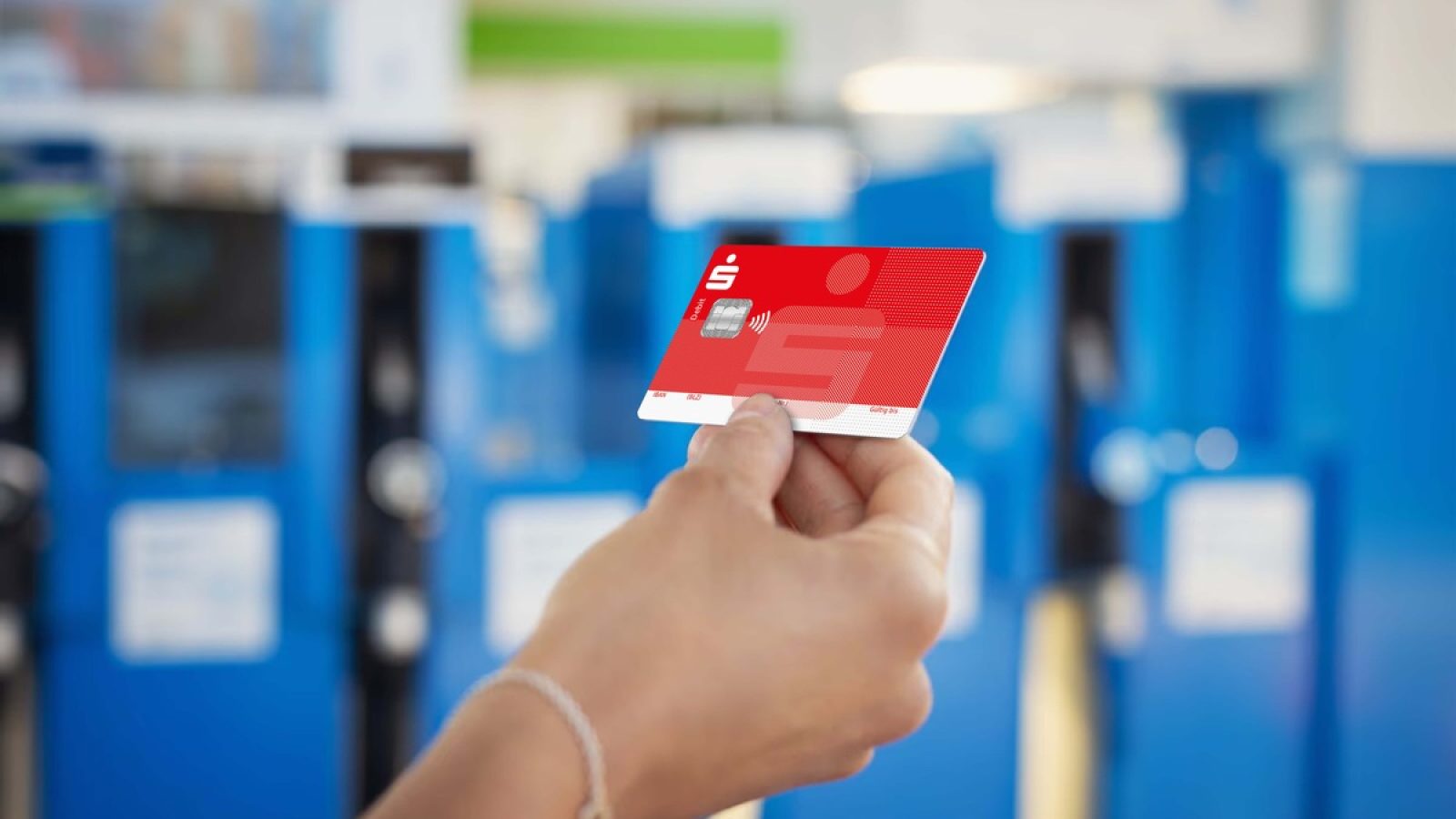 Gleichzeitig tanken, bezahlen und PAYBACK Punkte sammeln: Das ist für Sparkassen-Kundinnen und -Kunden jetzt bei Aral möglich, wenn sie ihre Sparkassen-Card mit PAYBACK verknüpft haben. / Weiterer Text über ots und www.presseportal.de/nr/102404 / Die Verwendung dieses Bildes für redaktionelle Zwecke ist unter Beachtung aller mitgeteilten Nutzungsbedingungen zulässig und dann auch honorarfrei. Veröffentlichung ausschließlich mit Bildrechte-Hinweis.