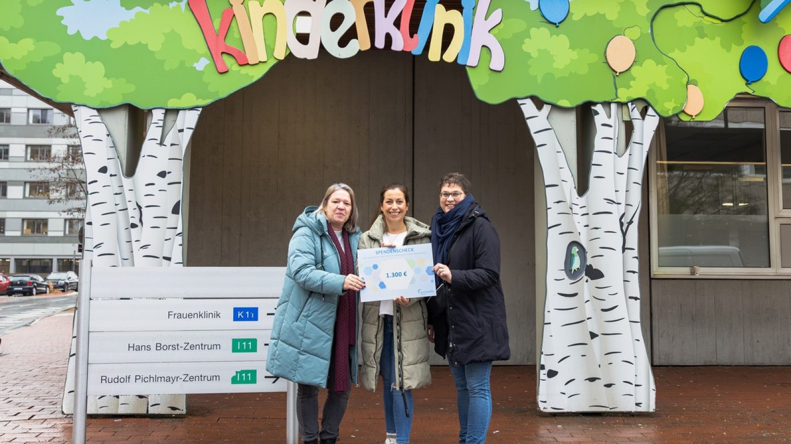 Wertgarantie-Mitarbeiterinnen Katja Schmidt-Tutlies (l.) und Sandra Busse (r.) übergeben die Spendensumme an Frederike Ludwig-Lück, Geschäftsführerin des Vereins für krebskranke Kinder Hannover. Die Spendensumme fließt in den Bau eines Elternhauses. / Weiterer Text über ots und www.presseportal.de/nr/127001 / Die Verwendung dieses Bildes für redaktionelle Zwecke ist unter Beachtung aller mitgeteilten Nutzungsbedingungen zulässig und dann auch honorarfrei. Veröffentlichung ausschließlich mit Bildrechte-Hinweis.
