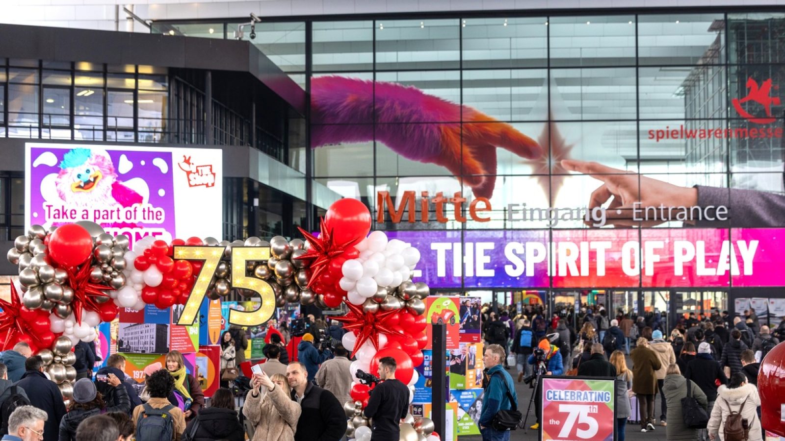 Branchenplattform mit internationaler Strahlkraft: Die 75. Spielwarenmesse begeisterte die Branche vom 27. bis 31. Januar in Nürnberg mit zahlreichen Jubiläumsaktionen, stimmungsvoller Atmosphäre sowie richtungsweisenden Innovationen und Trends. / Weiterer Text über ots und www.presseportal.de/nr/40482 / Die Verwendung dieses Bildes für redaktionelle Zwecke ist unter Beachtung aller mitgeteilten Nutzungsbedingungen zulässig und dann auch honorarfrei. Veröffentlichung ausschließlich mit Bildrechte-Hinweis.