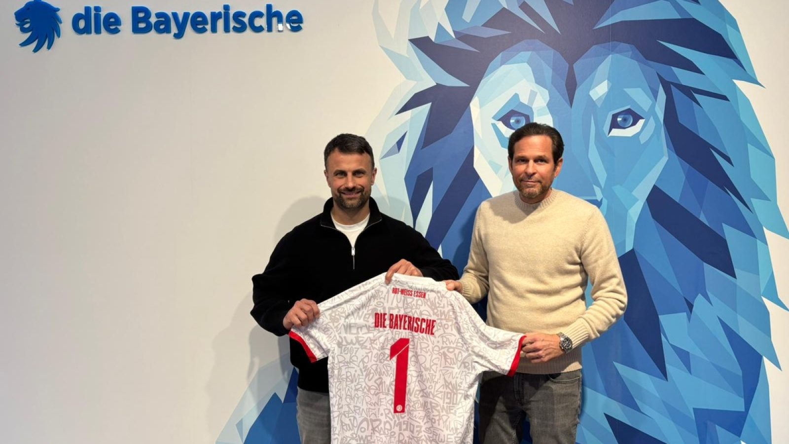 v.l.n.r.: Alexander Rang, Vorstandsmitglied bei Rot-Weiss Essen und Patrick Vehoff, Leiter ExklusivPartner Vertrieb die Bayerische sowie Vorstand der compexx Finanz AG nach Vertragsschluss. / Weiterer Text über ots und www.presseportal.de/nr/36847 / Die Verwendung dieses Bildes für redaktionelle Zwecke ist unter Beachtung aller mitgeteilten Nutzungsbedingungen zulässig und dann auch honorarfrei. Veröffentlichung ausschließlich mit Bildrechte-Hinweis.