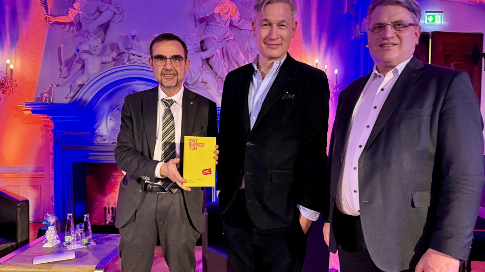 Klaus Holetschek, Dr. Ulf Poschardt und Prof. Dr. Winfried Bausback im Rahmen eines Kamingesprächs im Kaisersaal von Kloster Banz / Weiterer Text über ots und www.presseportal.de/nr/53955 / Die Verwendung dieses Bildes für redaktionelle Zwecke ist unter Beachtung aller mitgeteilten Nutzungsbedingungen zulässig und dann auch honorarfrei. Veröffentlichung ausschließlich mit Bildrechte-Hinweis.