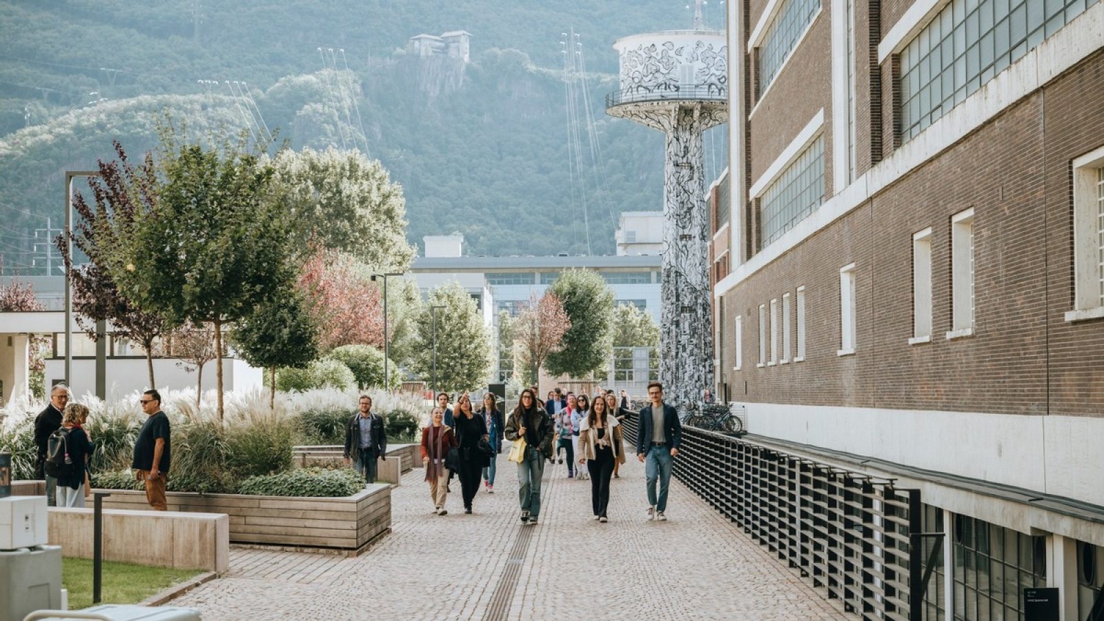 Der Start-up Incubator im NOI Techpark bietet ein einzigartiges Gründungsumfeld: In Südtirols Innovationsviertel verschmelzen Forschung, Unternehmen und kreative Köpfe zu einem synergiereichen Mikrokosmos.