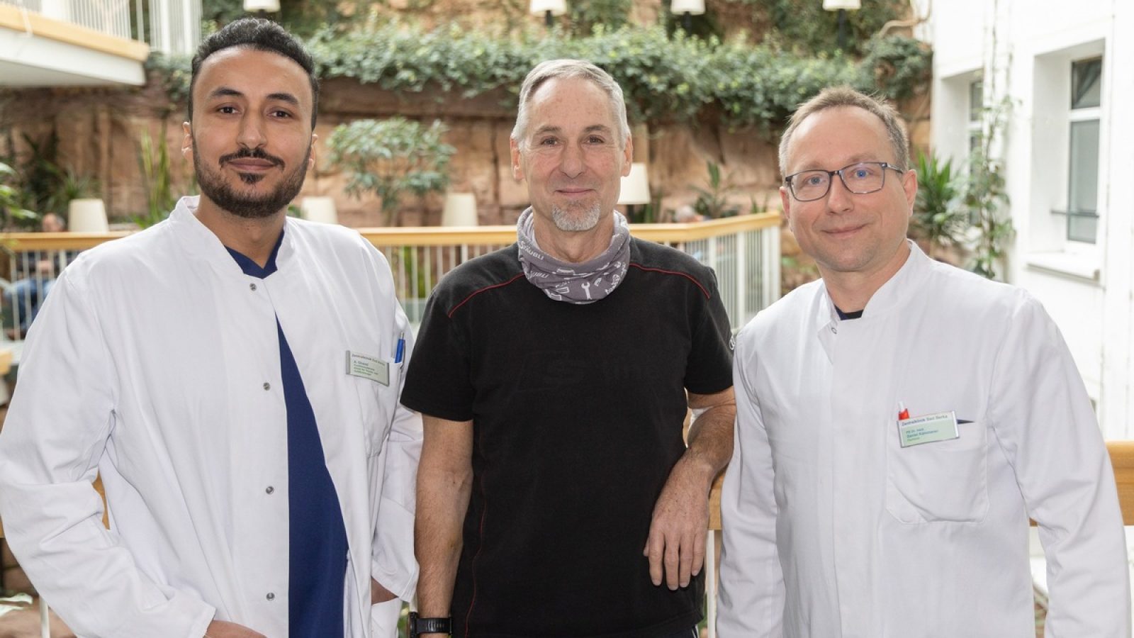 Operateure und Patient: Anwar Ghazal, Patient Andreas Lannßky und PD Dr. med. Daniel Kämmerer, Oberarzt an der Klinik für Allgemeine Chirurgie / Viszeralchirurgie, Weiterbildung Gefäßchirurgie (v.l.n.r.) / Weiterer Text über ots und www.presseportal.de/nr/109212 / Die Verwendung dieses Bildes für redaktionelle Zwecke ist unter Beachtung aller mitgeteilten Nutzungsbedingungen zulässig und dann auch honorarfrei. Veröffentlichung ausschließlich mit Bildrechte-Hinweis.
