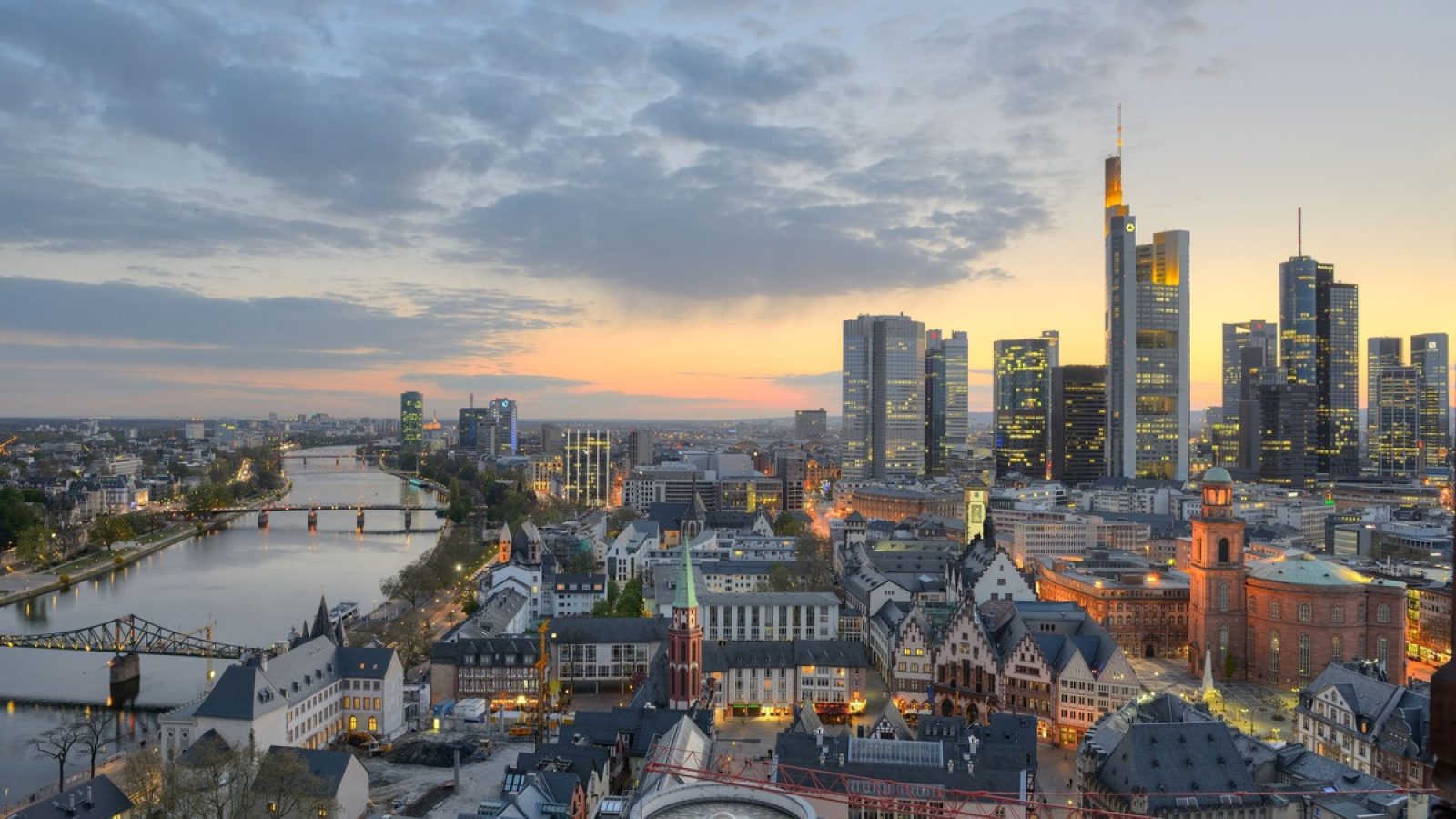 Frankfurter Skyline / Weiterer Text über ots und www.presseportal.de/nr/182082 / Die Verwendung dieses Bildes für redaktionelle Zwecke ist unter Beachtung aller mitgeteilten Nutzungsbedingungen zulässig und dann auch honorarfrei. Veröffentlichung ausschließlich mit Bildrechte-Hinweis.