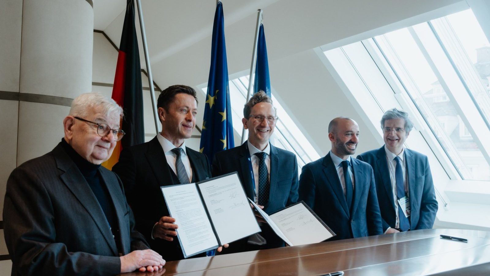 Unterzeichnung der strategischen Partnerschaft von Sopra Steria und SAP bei der MSC. V.n.l.r.: Joschka Fischer (Außenminister und Vizekanzler a.D.), Martin Merz (President of SAP Sovereign Cloud), Frédéric Munch (CEO Sopra Steria Deutschland und Österreich), Benjamin Haddad (französischer beigeordneter Minister für Europa), François Delattre (französischer Botschafter in Deutschland). / Weiterer Text über ots und www.presseportal.de/nr/50272 / Die Verwendung dieses Bildes für redaktionelle Zwecke ist unter Beachtung aller mitgeteilten Nutzungsbedingungen zulässig und dann auch honorarfrei. Veröffentlichung ausschließlich mit Bildrechte-Hinweis.