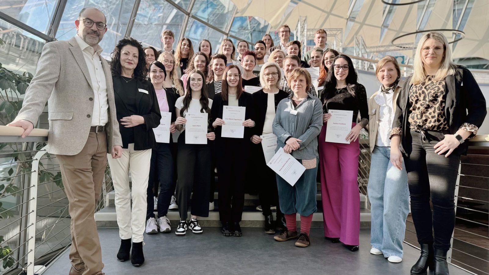 Gemeinsam mit den Absolventinnen und Absolventen des Qualifizierungslehrgangs "Spezielle Pflege auf Stroke Units" am RHÖN-KLINIKUM Campus Bad Neustadt freuen sich Dr. Hassan Soda (vorne links), Ärztlicher Leiter des Lehrgangs und Chefarzt der Klinik für Akutneurologie/Stroke Unit und neurologische Intensivmedizin, Pflegedirektorin Elisabeth Hertel (vorne 2. von links), Hannah Gilles (vorne 2. von rechts), Geschäftsführende Direktorin, sowie Tina Nöth (vorne rechts), Pflegerische Kursleiterin. / Weiterer Text über ots und www.presseportal.de/nr/109212 / Die Verwendung dieses Bildes für redaktionelle Zwecke ist unter Beachtung aller mitgeteilten Nutzungsbedingungen zulässig und dann auch honorarfrei. Veröffentlichung ausschließlich mit Bildrechte-Hinweis.