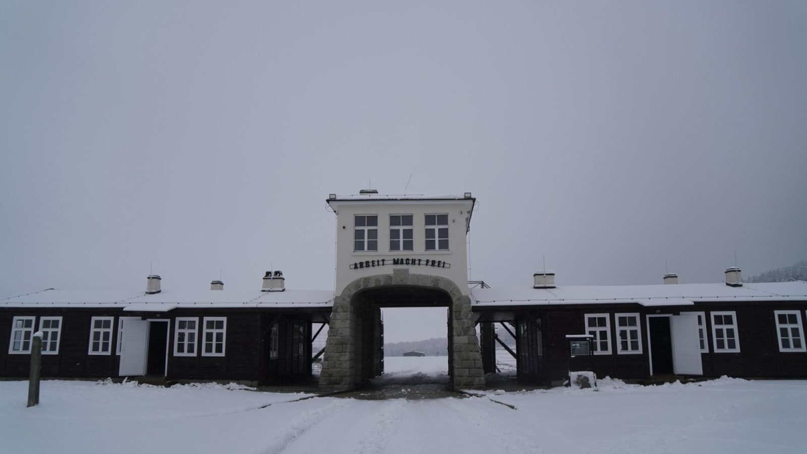 Eingangstor zum ehemaligen Konzentrationslager Groß-Rosen in Rogoznica, Polen. Die Inhaftierten mussten Schwerstarbeit im Steinbruch leisten.