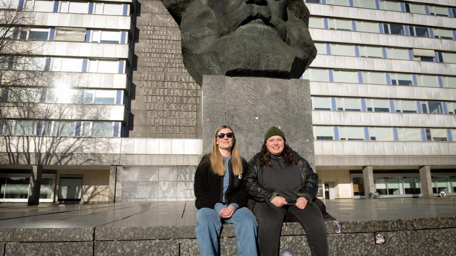 Regisseurin Constanze Klaue und Hauptdarstellerin Finna (Rolle: Gisela) (v.l.)

Bildrechte: BetaBerlin Productions / ROW PICTURES / WÜSTE Film / WÜSTE Film West / Foto: Peter Hartwig / Weiterer Text über ots und www.presseportal.de/nr/7880 / Die Verwendung dieses Bildes für redaktionelle Zwecke ist unter Beachtung aller mitgeteilten Nutzungsbedingungen zulässig und dann auch honorarfrei. Veröffentlichung ausschließlich mit Bildrechte-Hinweis.