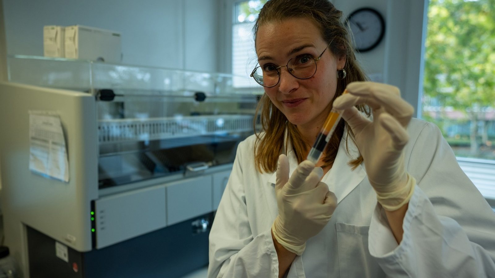 © hr/Michael Reichert - honorarfrei, Verwendung nur im Zusammenhang mit einem redaktionellen Beitrag über Sendungen oder Aktivitäten des Hessischen Rundfunks, seiner Personen oder seiner Einrichtungen bei Nennung "Bild: hr/Michael Reichert". Andere Verwendung nur nach Absprache. HR/Pressestelle 069/155 -4954.
Bild: Y-Reporterin Helena Brinkmann im Infektiologikum in Frankfurt. / Weiterer Text über ots und www.presseportal.de/nr/177784 / Die Verwendung dieses Bildes für redaktionelle Zwecke ist unter Beachtung aller mitgeteilten Nutzungsbedingungen zulässig und dann auch honorarfrei. Veröffentlichung ausschließlich mit Bildrechte-Hinweis.