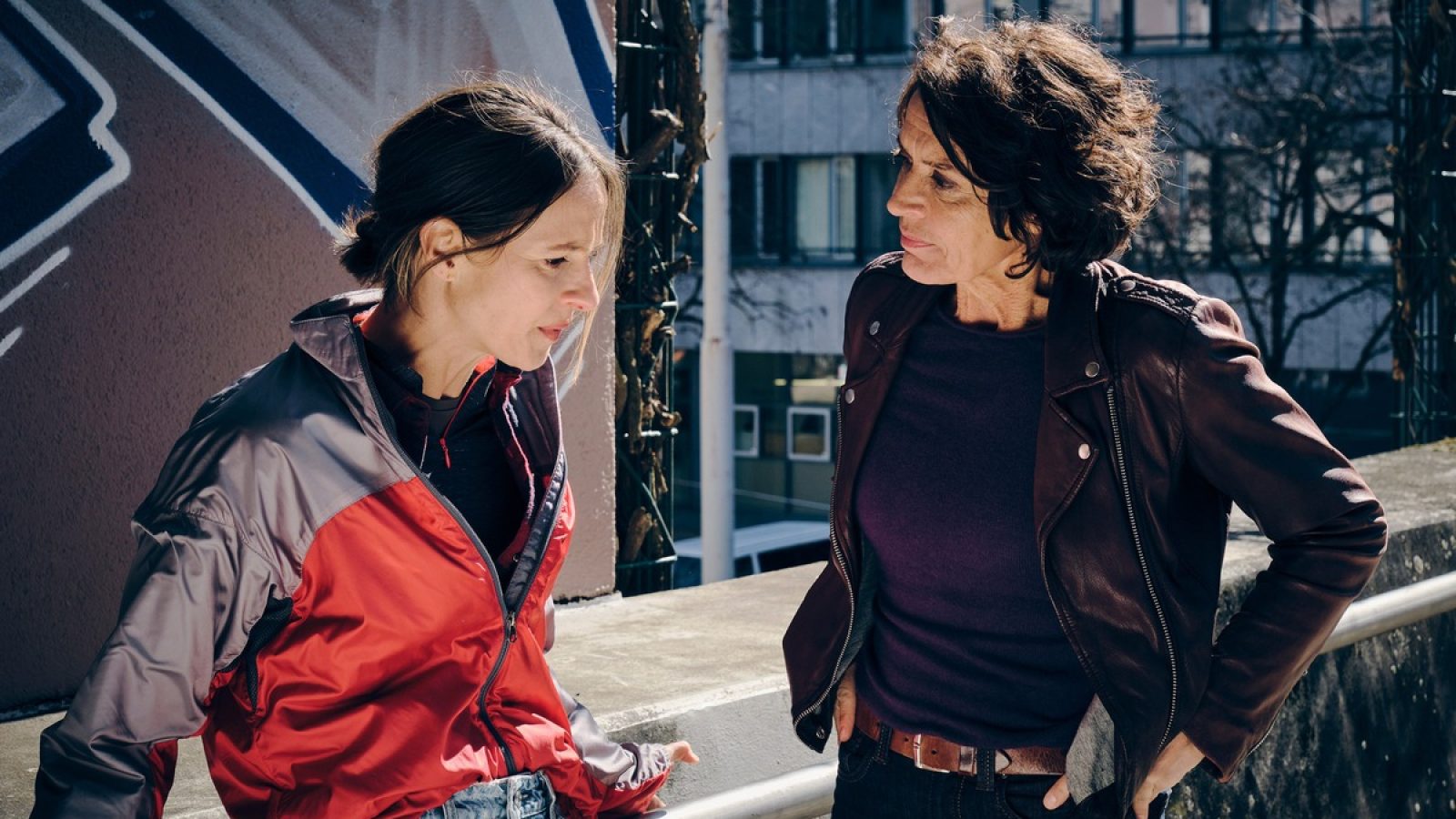 ARD/SWR TATORT: SASHIMI SPEZIAL, Fernsehfilm Deutschland 2026, am Sonntag (01.03.26) um 20:15 Uhr im ERSTEN.
Weil Johanna Stern (Lisa Bitter) als verdeckte Ermittlerin bei einem Kurierdienst eingestiegen ist, treffen sie und Lena Odenthal (Ulrike Folkerts) sich an einem neutralen Ort.
© SWR/Benoît Linder, honorarfrei - Verwendung gemäß der AGB im engen inhaltlichen, redaktionellen Zusammenhang mit genannter SWR-Sendung und bei Nennung "Bild: SWR/Benoît Linder" (S2+). SWR Presse/Bildkommunikation, Baden-Baden, Tel: 07221/929-22202, foto@swr.de / Weiterer Text über ots und www.presseportal.de/nr/7169