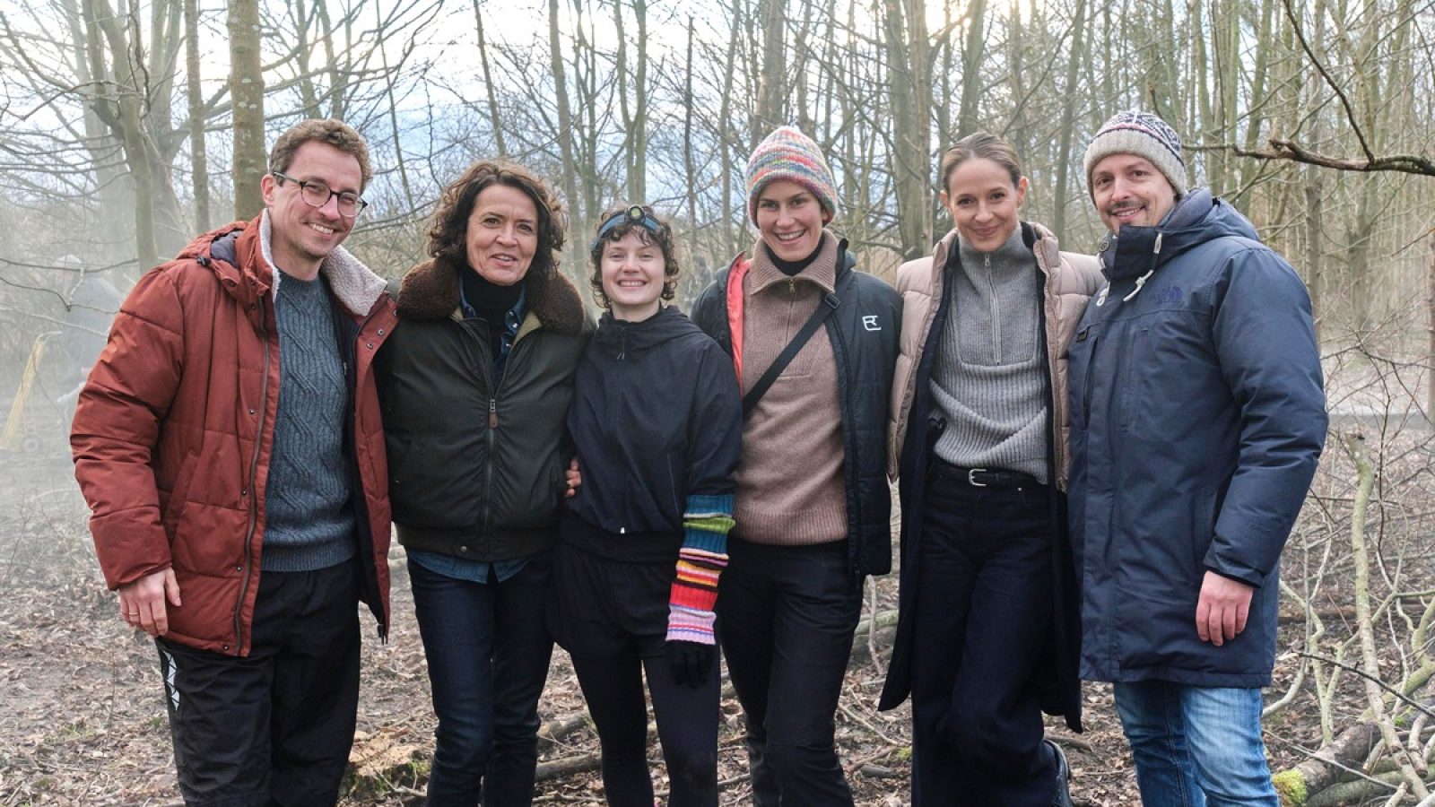 Regisseurin Saralisa Volm (3.v.l.) mit dem Team vom "Tatort - Im Nebel" (AT): Redakteur Nils Reinhardt, Ulrike Folkerts, Jana McKinnon (spielt Lucille), Lisa Bitter und Kameramann Michael Merkel.
© SWR/Benoit Linder, honorarfrei - Verwendung gemäß der AGB im engen inhaltlichen, redaktionellen Zusammenhang mit genannter SWR-Sendung und bei Nennung "Bild: SWR/Benoit Linder" (S2+). SWR Presse/Bildkommunikation, Baden-Baden, Tel: 07221/929-22202, foto@swr.de / Weiterer Text über ots und www.presseportal.de/nr/75892 / Die Verwendung dieses Bildes für redaktionelle Zwecke ist unter Beachtung aller mitgeteilten Nutzungsbedingungen zulässig und dann auch honorarfrei. Veröffentlichung ausschließlich mit Bildrechte-Hinweis.
