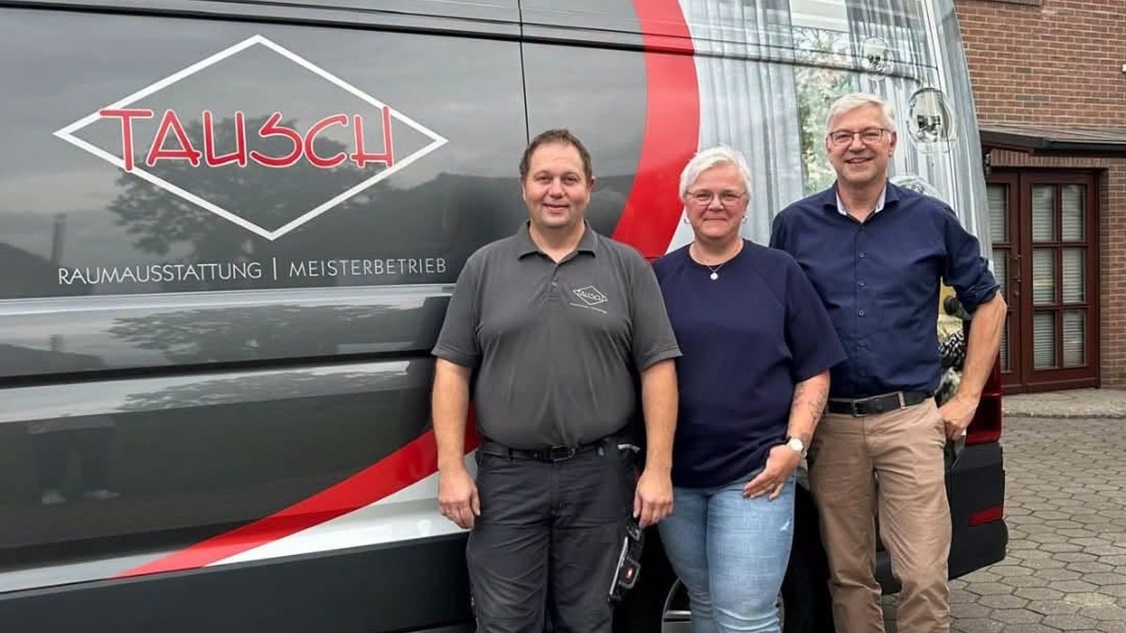 Christa und Michael Tausch von Raumausstattung Tausch mit Wirtschaftsförderer Michael Kramer in Neuenhaus