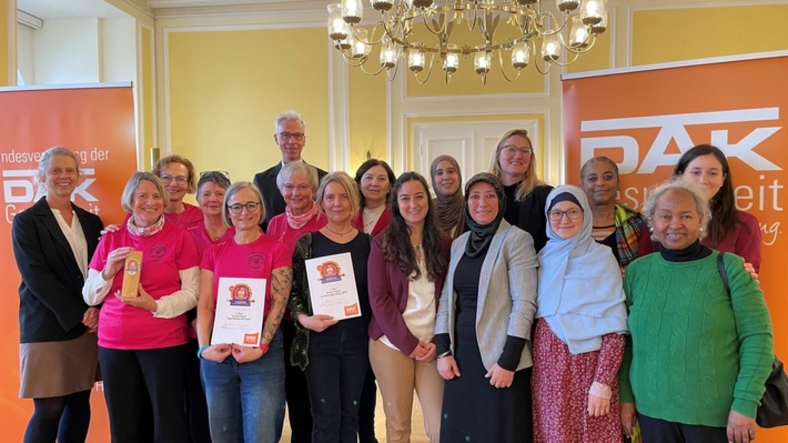 Gruppenfoto mit Britta Dalhoff, Leiterin der DAK-Landesvertretung Hessen (links im Bild)
Bildrechte: DAK-Gesundheit