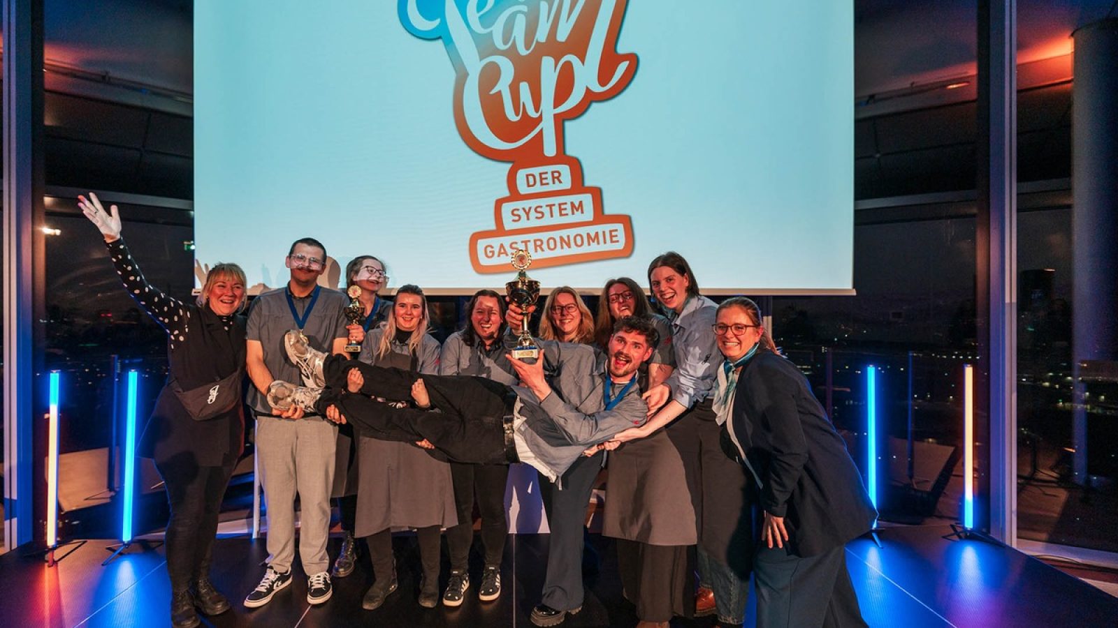 Das Siegerteam des Teamcups der Systemgastronomie 2026. / Weiterer Text über ots und www.presseportal.de/nr/156852 / Die Verwendung dieses Bildes für redaktionelle Zwecke ist unter Beachtung aller mitgeteilten Nutzungsbedingungen zulässig und dann auch honorarfrei. Veröffentlichung ausschließlich mit Bildrechte-Hinweis.