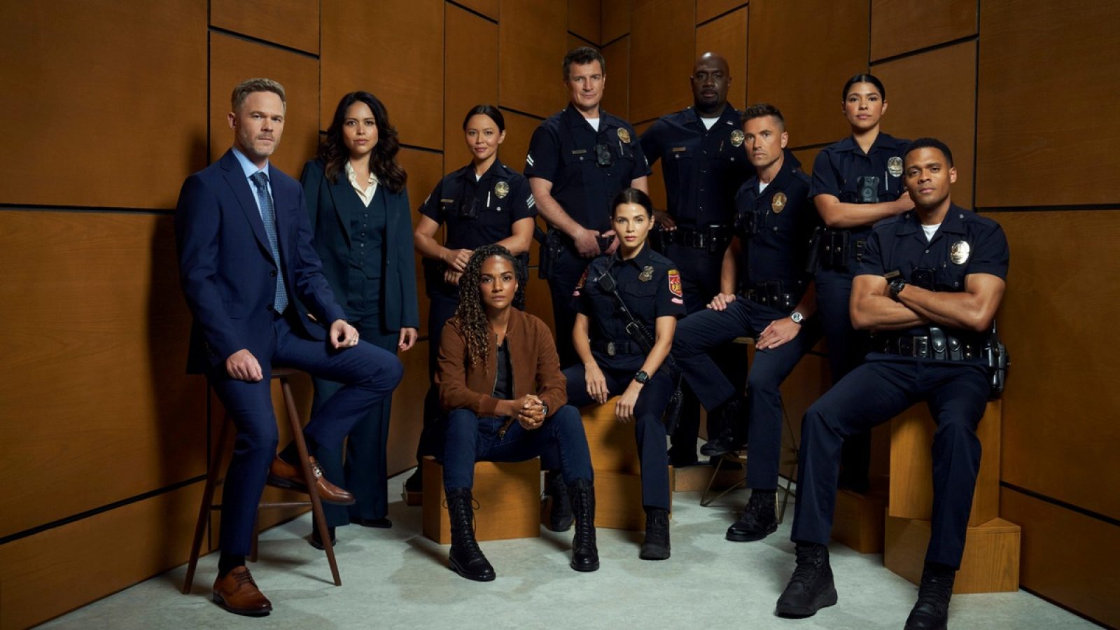 "The Rookie" Staffel 8 startet am 6. Januar exklusiv bei Sky und WOW".
"The Rookie" stars Shawn Ashmore as Wesley Evers, Alyssa Diaz as Angela Lopez, Melissa O'Neil as Lucy Chen, Mekia Cox as Nyla Harper, Nathan Fillion as John Nolan, Jenna Dewan as Bailey Nune, Richard T. Jones as Wade Grey, Eric Winter as Tim Bradford, Lisseth Chavez as Celina Juares, Deric Augustine as Miles Penn. (Disney/John Russo) / Weiterer Text über ots und www.presseportal.de/nr/33221 / Die Verwendung dieses Bildes für redaktionelle Zwecke ist unter Beachtung aller mitgeteilten Nutzungsbedingungen zulässig und dann auch honorarfrei. Veröffentlichung ausschließlich mit Bildrechte-Hinweis.