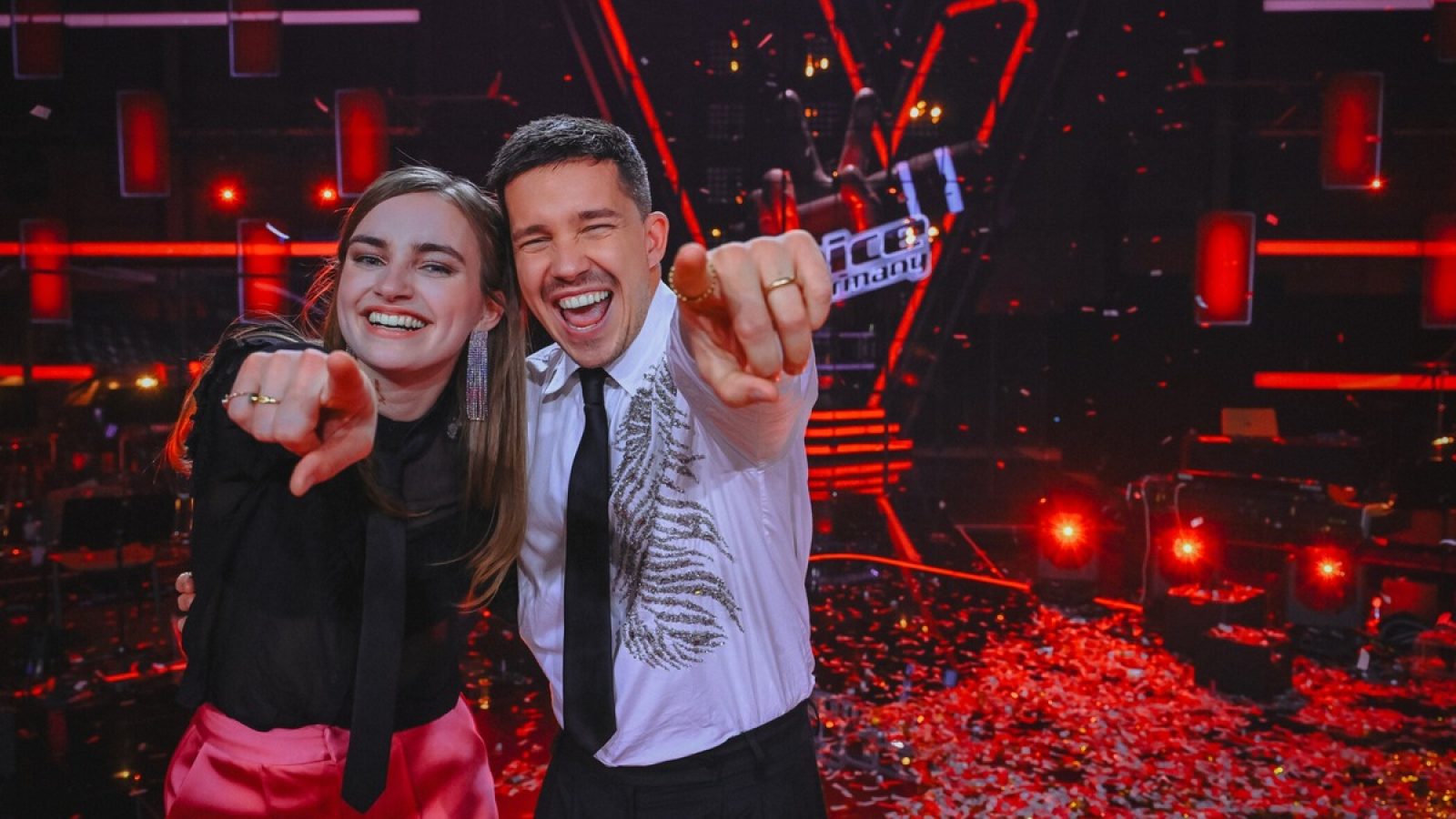 Titel: The Voice of Germany;
Staffel: 15;
Folge: 17;
Person: Anne Mosters; Nico Santos;
Copyright: Joyn/Claudius Pflug;
Fotograf: Claudius Pflug;
Bildredakteur: Nadine Vaders;
Dateiname: 3317179.jpg;
Rechtehinweis: Dieses Bild darf honorarfrei für redaktionelle Zwecke und nur im Rahmen der Programmankündigung verwendet werden. Andere Veröffentlichungen sind nur nach Rücksprache und ausdrücklicher Genehmigung der Seven.One Entertainment Group GmbH möglich. Nicht für EPG! Verwendung nur mit vollständigem Copyrightvermerk. Das Foto darf nicht verändert, bearbeitet und nur im Ganzen verwendet werden. Es darf nicht archiviert werden. Es darf nicht an Dritte weitergeleitet werden. Aneinanderreihung/Zusammenlegung/Kopplung von Bildern zum Zweck der Erstellung von Slide-Shows o.ä. nicht gestattet; Verbindung/Einfügen/Anfügen von Werbung nicht gestattet. Das Bild kann KI generierte Elemente enthalten.
Bei Fragen: foto@seven.one
Voraussetzung für die Verwendung dieser Programmdaten ist die Zustimmung zu den Allgemeinen Geschäftsbedingungen der Presselounges der Sender der Seven.One Entertainment Group GmbH. / Weiterer Text über ots und www.presseportal.de/nr/6708 / Die Verwendung dieses Bildes für redaktionelle Zwecke ist unter Beachtung aller mitgeteilten Nutzungsbedingungen zulässig und dann auch honorarfrei. Veröffentlichung ausschließlich mit Bildrechte-Hinweis.