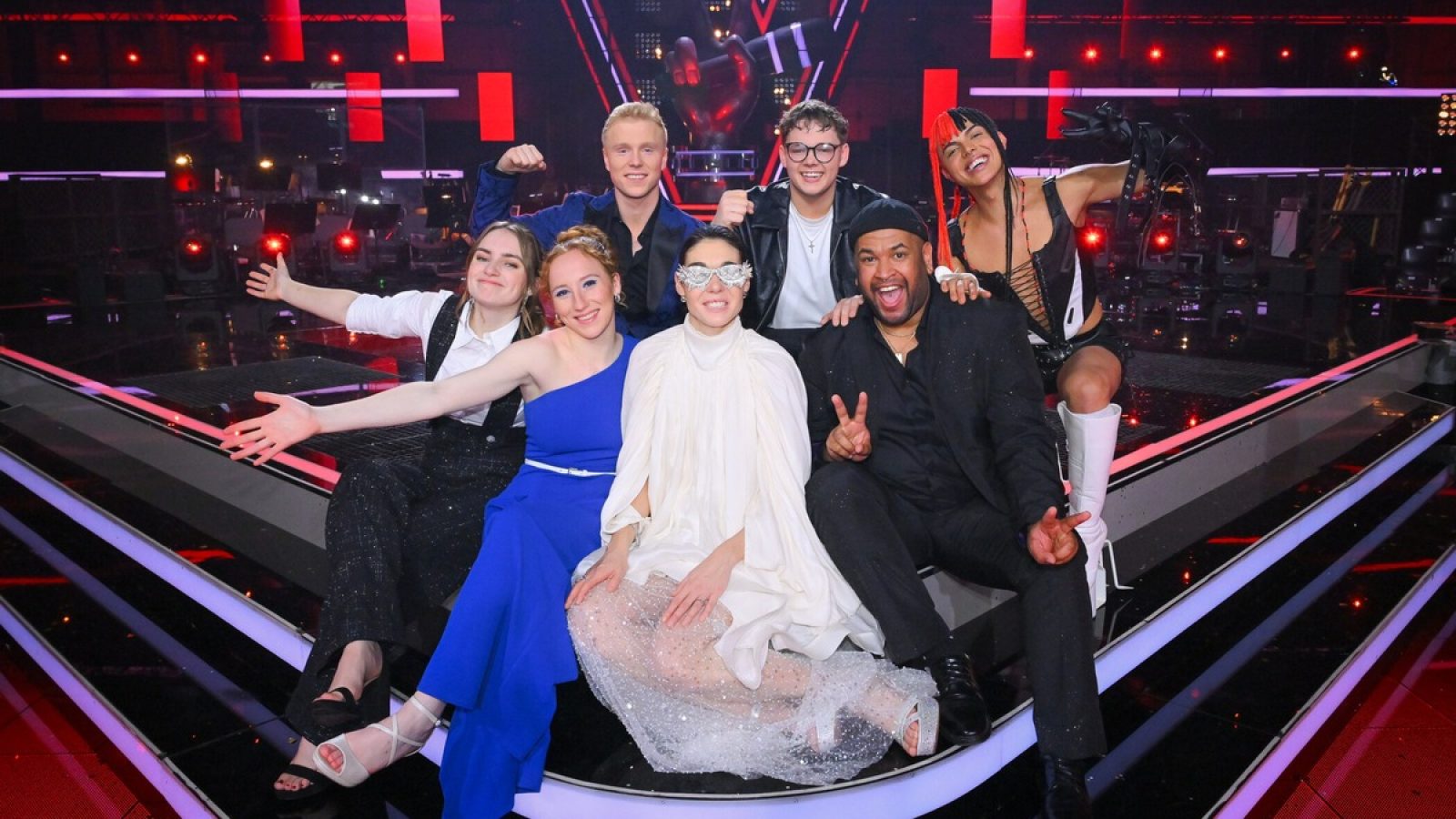 Titel: The Voice of Germany;
Staffel: 15;
Folge: 16;
Person: Max Pesé; Marvin Tapper; Oxa; Anne Mosters; Greta Heimann; Bernarda Brunovic; Vasco José Mano;
Copyright: Joyn/Claudius Pflug;
Fotograf: Claudius Pflug;
Bildredakteur: Nadine Vaders;
Dateiname: 3314875.jpg;
Rechtehinweis: Dieses Bild darf honorarfrei für redaktionelle Zwecke und nur im Rahmen der Programmankündigung verwendet werden. Andere Veröffentlichungen sind nur nach Rücksprache und ausdrücklicher Genehmigung der Seven.One Entertainment Group GmbH möglich. Nicht für EPG! Verwendung nur mit vollständigem Copyrightvermerk. Das Foto darf nicht verändert, bearbeitet und nur im Ganzen verwendet werden. Es darf nicht archiviert werden. Es darf nicht an Dritte weitergeleitet werden. Aneinanderreihung/Zusammenlegung/Kopplung von Bildern zum Zweck der Erstellung von Slide-Shows o.ä. nicht gestattet; Verbindung/Einfügen/Anfügen von Werbung nicht gestattet. Das Bild kann KI generierte Elemente enthalten.
Bei Fragen: foto@seven.one
Voraussetzung für die Verwendung dieser Programmdaten ist die Zustimmung zu den Allgemeinen Geschäftsbedingungen der Presselounges der Sender der Seven.One Entertainment Group GmbH. / Weiterer Text über ots und www.presseportal.de/nr/102110 / Die Verwendung dieses Bildes für redaktionelle Zwecke ist unter Beachtung aller mitgeteilten Nutzungsbedingungen zulässig und dann auch honorarfrei. Veröffentlichung ausschließlich mit Bildrechte-Hinweis.