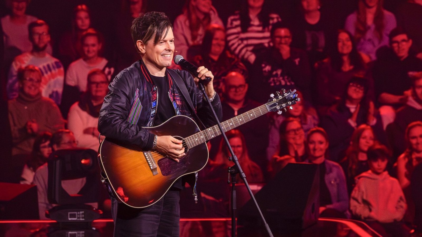 Titel: The Voice Kids;
Staffel: 14;
Folge: 1;
Person: Michael Patrick Kelly;
Copyright: Joyn/Richard Hübner;
Fotograf: Richard Hübner;
Bildredakteur: Elisa Taupert;
Dateiname: 3348147.jpg;
Rechtehinweis: Dieses Bild darf honorarfrei für redaktionelle Zwecke und nur im Rahmen der Programmankündigung verwendet werden. Andere Veröffentlichungen sind nur nach Rücksprache und ausdrücklicher Genehmigung der Seven.One Entertainment Group GmbH möglich. Nicht für EPG! Verwendung nur mit vollständigem Copyrightvermerk. Das Foto darf nicht verändert, bearbeitet und nur im Ganzen verwendet werden. Es darf nicht archiviert werden. Es darf nicht an Dritte weitergeleitet werden. Aneinanderreihung/Zusammenlegung/Kopplung von Bildern zum Zweck der Erstellung von Slide-Shows o.ä. nicht gestattet; Verbindung/Einfügen/Anfügen von Werbung nicht gestattet. Das Bild kann KI generierte Elemente enthalten.
Bei Fragen: foto@seven.one
Voraussetzung für die Verwendung dieser Programmdaten ist die Zustimmung zu den Allgemeinen Geschäftsbedingungen der Presselounges der Sender der Seven.One Entertainment Group GmbH. / Weiterer Text über ots und www.presseportal.de/nr/6708 / Die Verwendung dieses Bildes für redaktionelle Zwecke ist unter Beachtung aller mitgeteilten Nutzungsbedingungen zulässig und dann auch honorarfrei. Veröffentlichung ausschließlich mit Bildrechte-Hinweis.