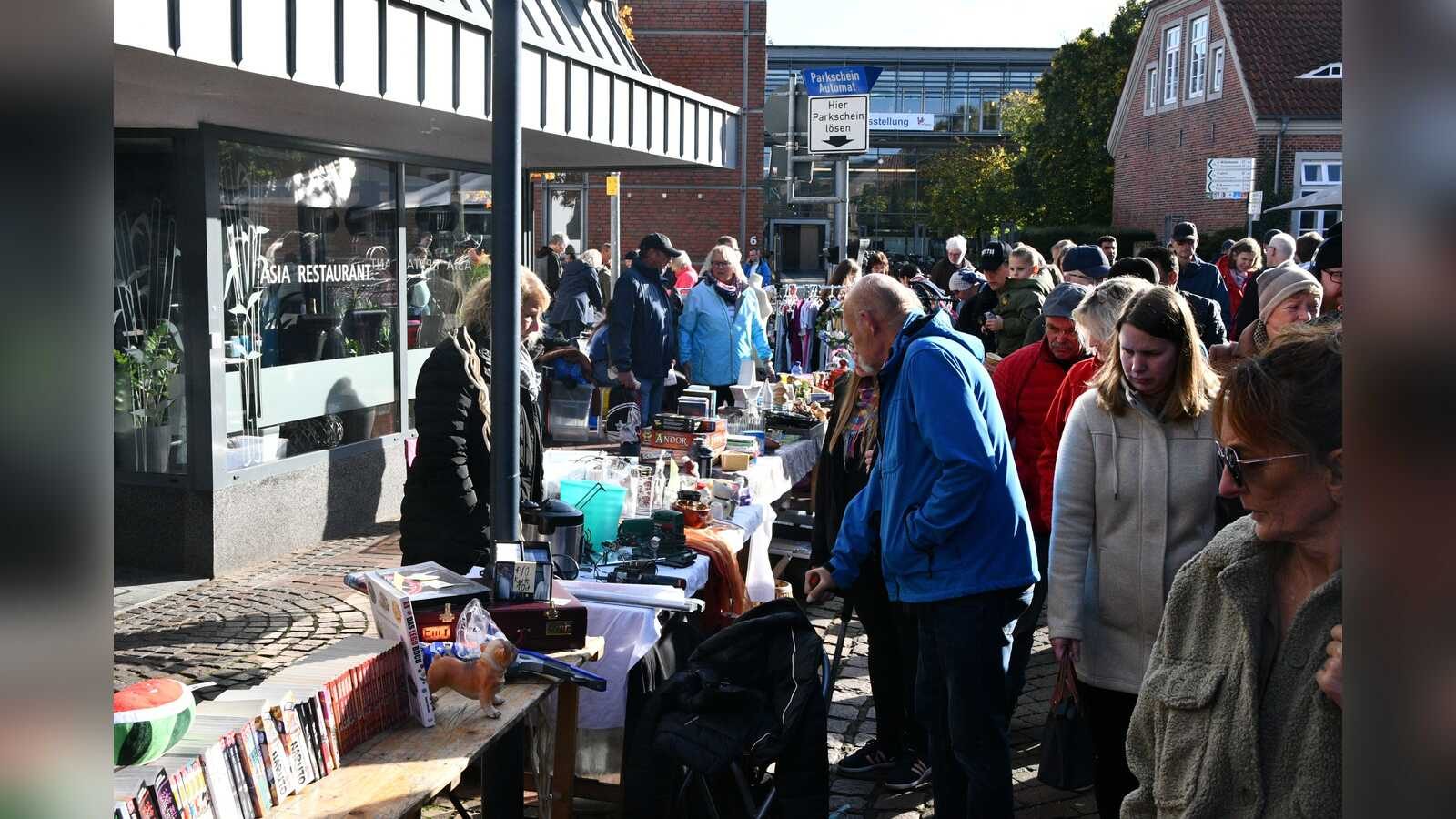Viele Besucher zwischen Ständen in der Vechtaer Innenstadt beim Thomasmarkt