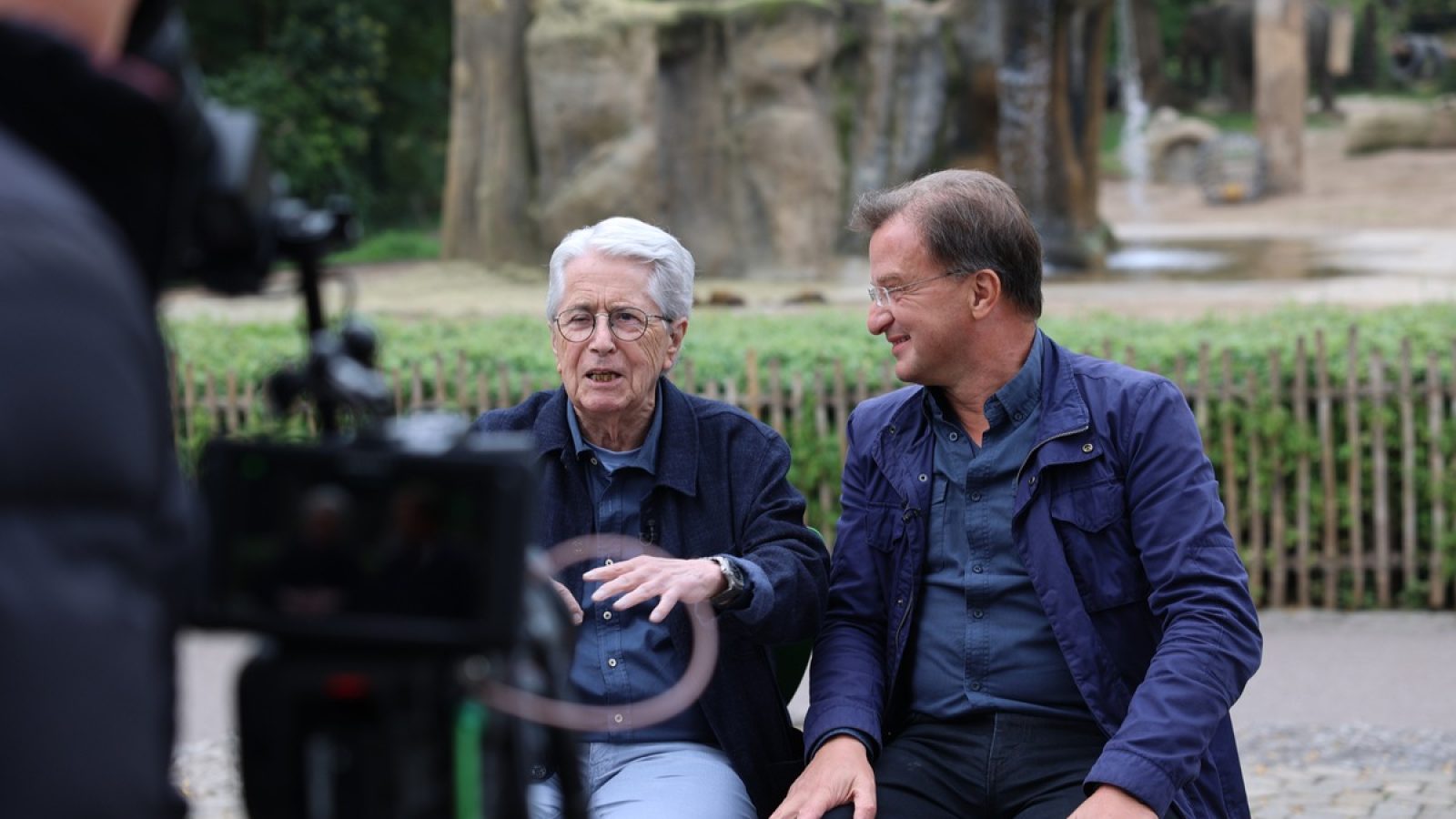 SWR ELSTNERS REISEN, "Die Retter der Tier-Senioren", am Donnerstag (01.01.26) um 18:15 Uhr im SWR.
Frank Elstner und Prof. Matthias Reinschmidt im Interview für "Elstners Reisen" im Zoo Karlsruhe.
© SWR/DOCMA TV/Timo Deible, honorarfrei - Verwendung gemäß der AGB im engen inhaltlichen, redaktionellen Zusammenhang mit genannter SWR-Sendung bei Nennung "Bild: SWR/DOCMA TV/Timo Deible" (S2). SWR Presse/Bildkommunikation, Baden-Baden, Tel: 07221/929-26868, foto@swr.de / Weiterer Text über ots und www.presseportal.de/nr/7169 / Die Verwendung dieses Bildes für redaktionelle Zwecke ist unter Beachtung aller mitgeteilten Nutzungsbedingungen zulässig und dann auch honorarfrei. Veröffentlichung ausschließlich mit Bildrechte-Hinweis.