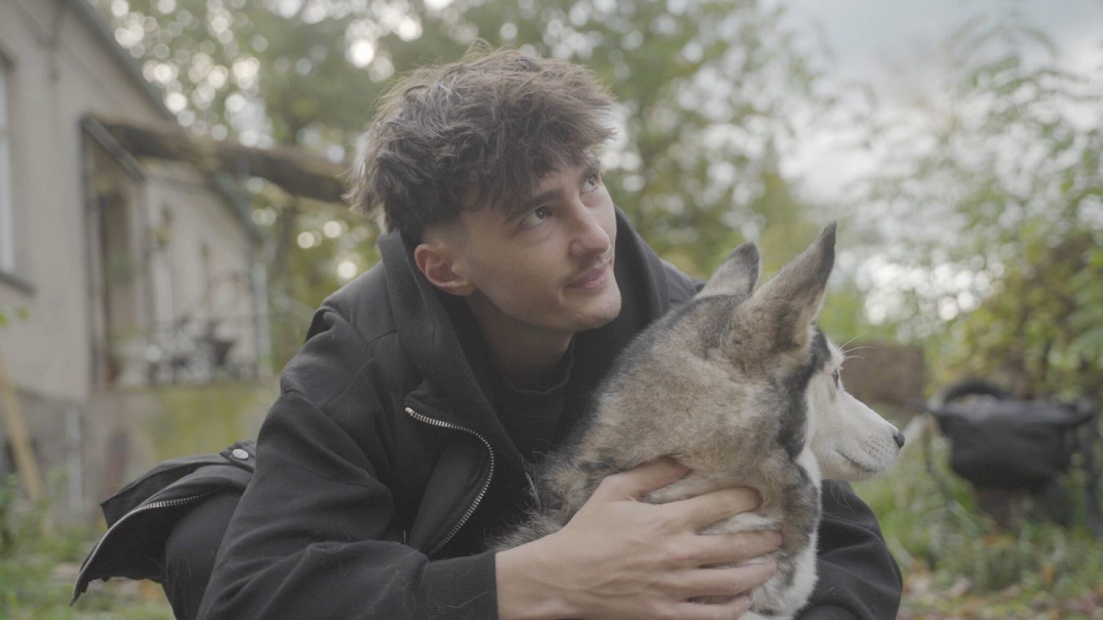 Das Millionen-Geschäft mit dem Tod: Um das Problem der Straßenhunde einzudämmen, lässt Rumänien massenhaft Tiere einfangen, einsperren und töten. Für das "Hundemanagement" kassieren die Betreiber der Auffang- und Tötungsstationen im Schnitt 200 Euro - für jedes gefangene Tier. Beauftragt von den Gemeinden, finanziert von öffentlichen Geldern. Laut PETA-Schätzung wurden seit Beginn der 2000er mehr als 1,1 Millionen Hunde getötet. Dagegen will Tierschutz-Creator @Nathan.Goldblat etwas unternehmen. Er legt sich mit der Hundemafia an, um diese Praxis der Hundetötung zu beenden. 

Titel: Tierwohl-Doku mit Nathan Goldblat;
Staffel: 1;
Person: Nathan Goldblat;
Copyright: Joyn/ProSieben;
Fotograf: Seven.One  Entertainment Group GmbH;
Bildredakteur: Clarissa Schreiner;
Dateiname: 3344812.jpg;
Rechtehinweis: Dieses Bild darf honorarfrei für redaktionelle Zwecke und nur im Rahmen der Programmankündigung verwendet werden. Andere Veröffentlichungen sind nur nach Rücksprache und ausdrücklicher Genehmigung der Seven.One Entertainment Group GmbH möglich. Nicht für EPG! Verwendung nur mit vollständigem Copyrightvermerk. Das Foto darf nicht verändert, bearbeitet und nur im Ganzen verwendet werden. Es darf nicht archiviert werden. Es darf nicht an Dritte weitergeleitet werden. Aneinanderreihung/Zusammenlegung/Kopplung von Bildern zum Zweck der Erstellung von Slide-Shows o.ä. nicht gestattet; Verbindung/Einfügen/Anfügen von Werbung nicht gestattet. Das Bild kann KI generierte Elemente enthalten.
Bei Fragen: foto@seven.one
Voraussetzung für die Verwendung dieser Programmdaten ist die Zustimmung zu den Allgemeinen Geschäftsbedingungen der Presselounges der Sender der Seven.One Entertainment Group GmbH. / Weiterer Text über ots und www.presseportal.de/nr/134520 / Die Verwendung dieses Bildes für redaktionelle Zwecke ist unter Beachtung aller mitgeteilten Nutzungsbedingungen zulässig und dann auch honorarfrei. Veröffentlichung ausschließlich mit Bildrechte-Hinweis.